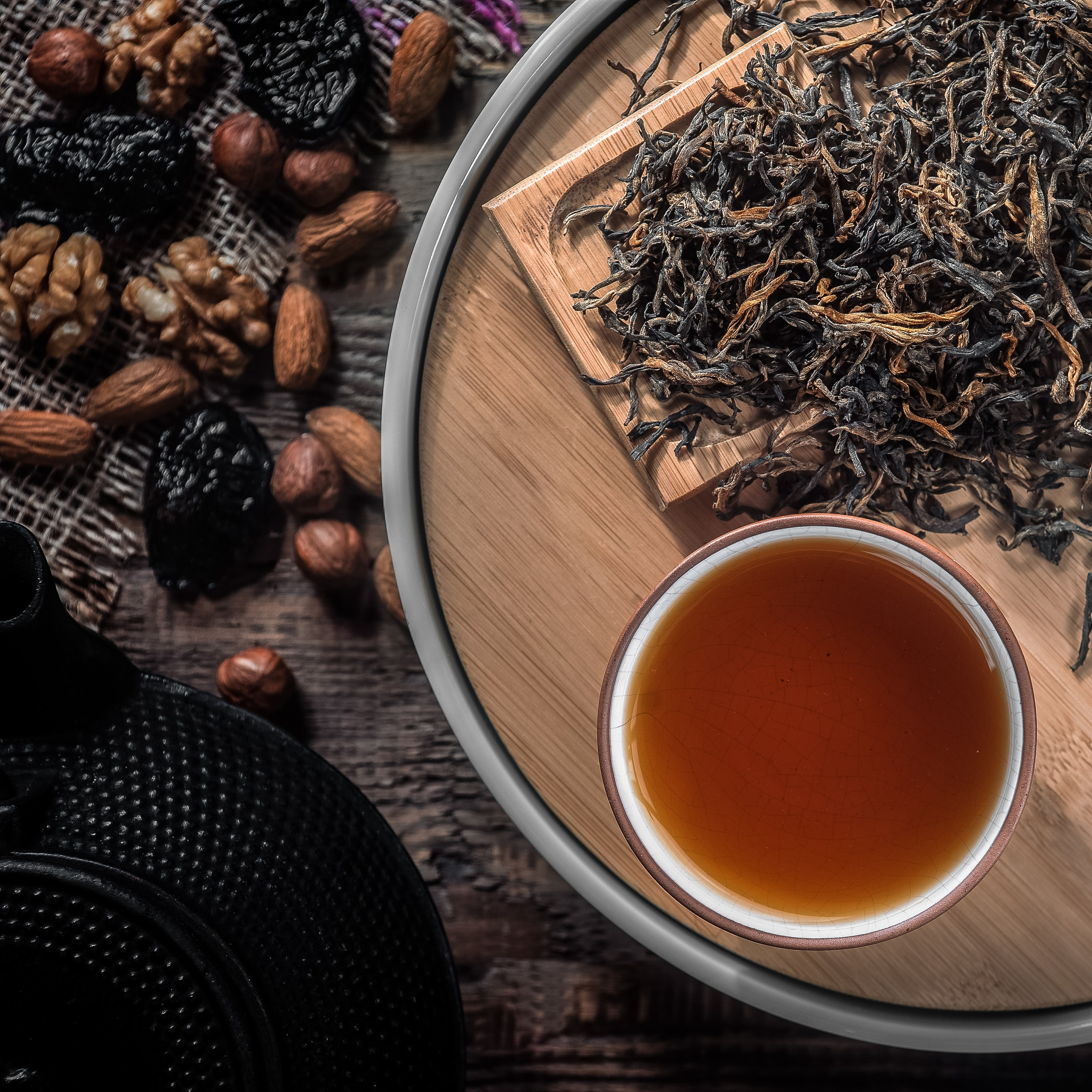 Чашка китайского чая, чай да хун пао с грецкими орехами с чугунным чайником