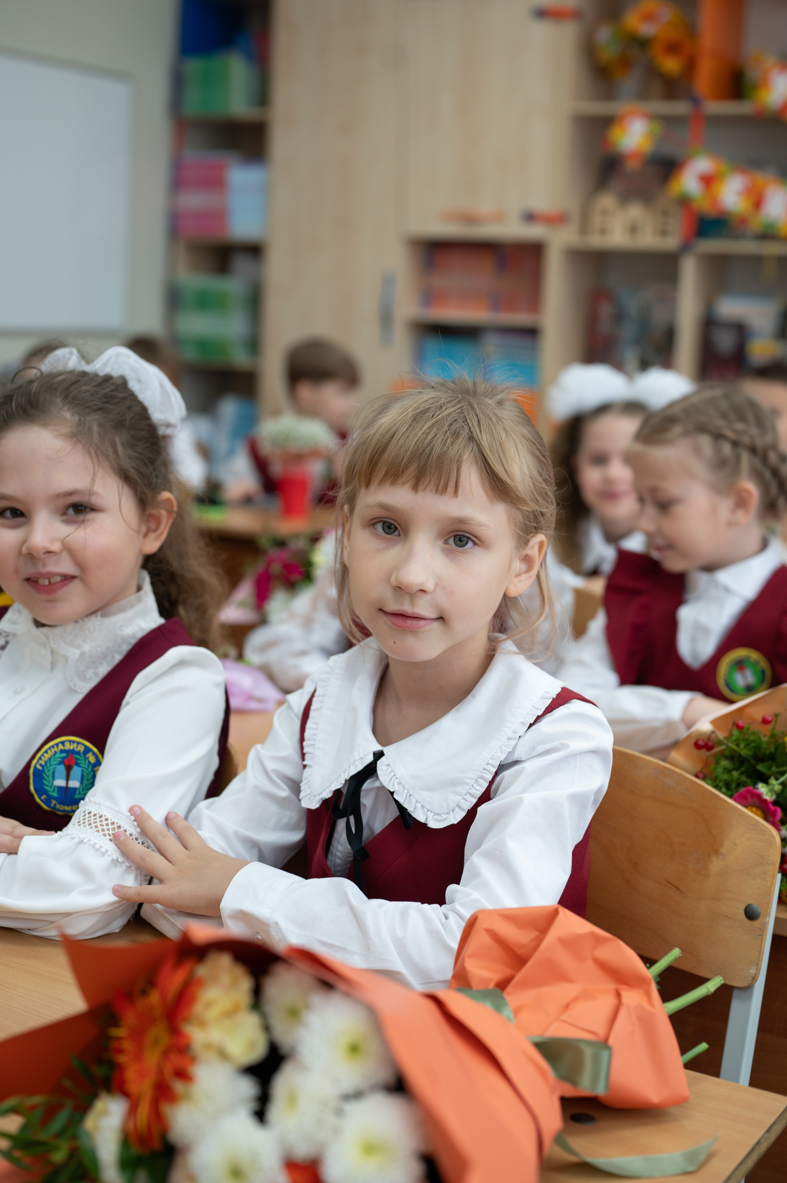 1 сентября 16 гимназия 2 класс (линейка + в классе+ на улице). Фотограф новорожденных, семейный детский в Тюмени Татьяна Морозова