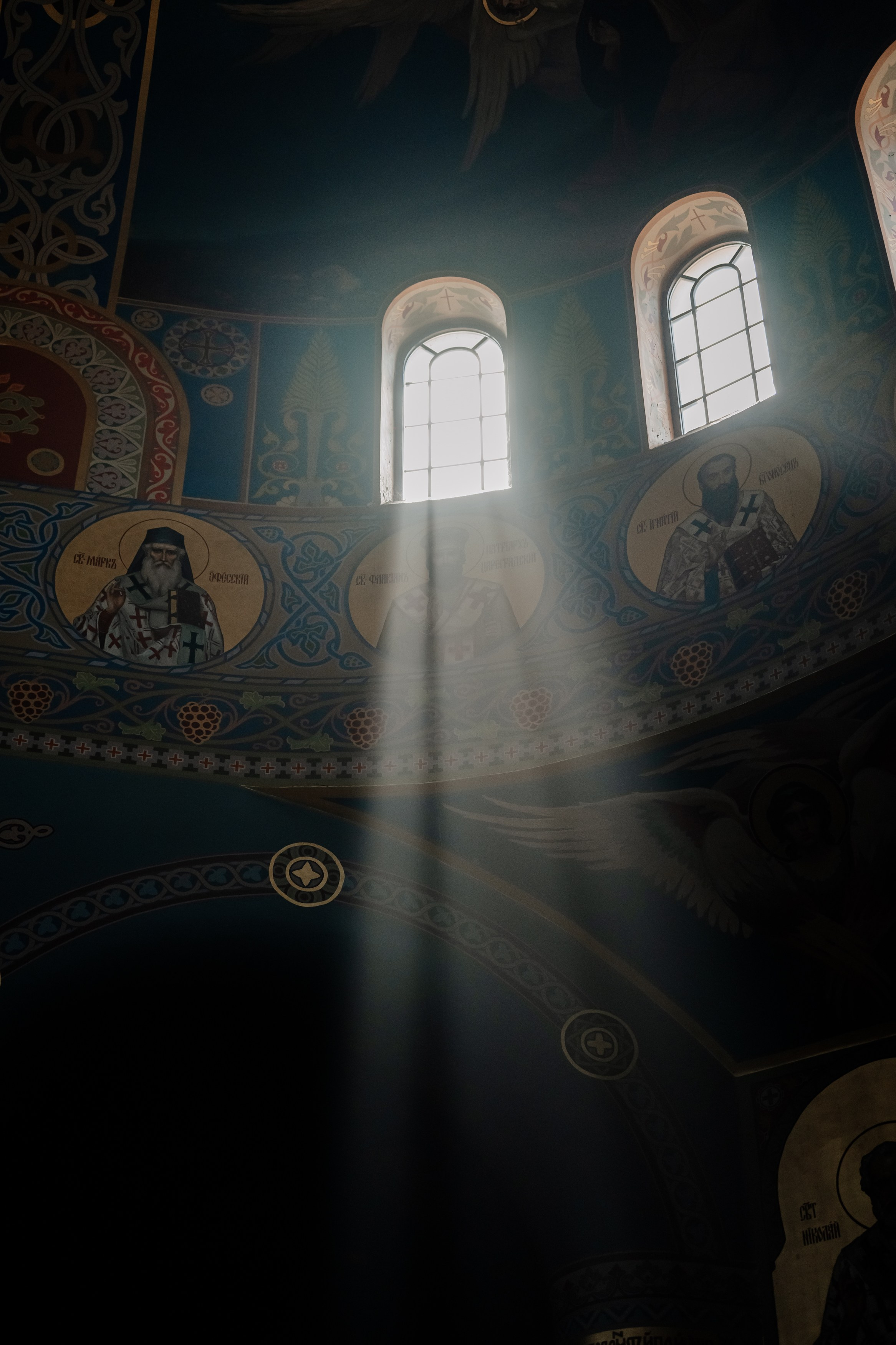 Дорогие заказчики, я не публикую 99% выписок и крещений, т.к. считаю такие съемки слишком личными и сокровенными. Но снимаю я эти виды съемок регулярно. Так за 2025 год я отснял 21 крещение. Поэтому можете быть уверенными, что и вашу съемку я отсниму качественно и с большим удовольствием. 