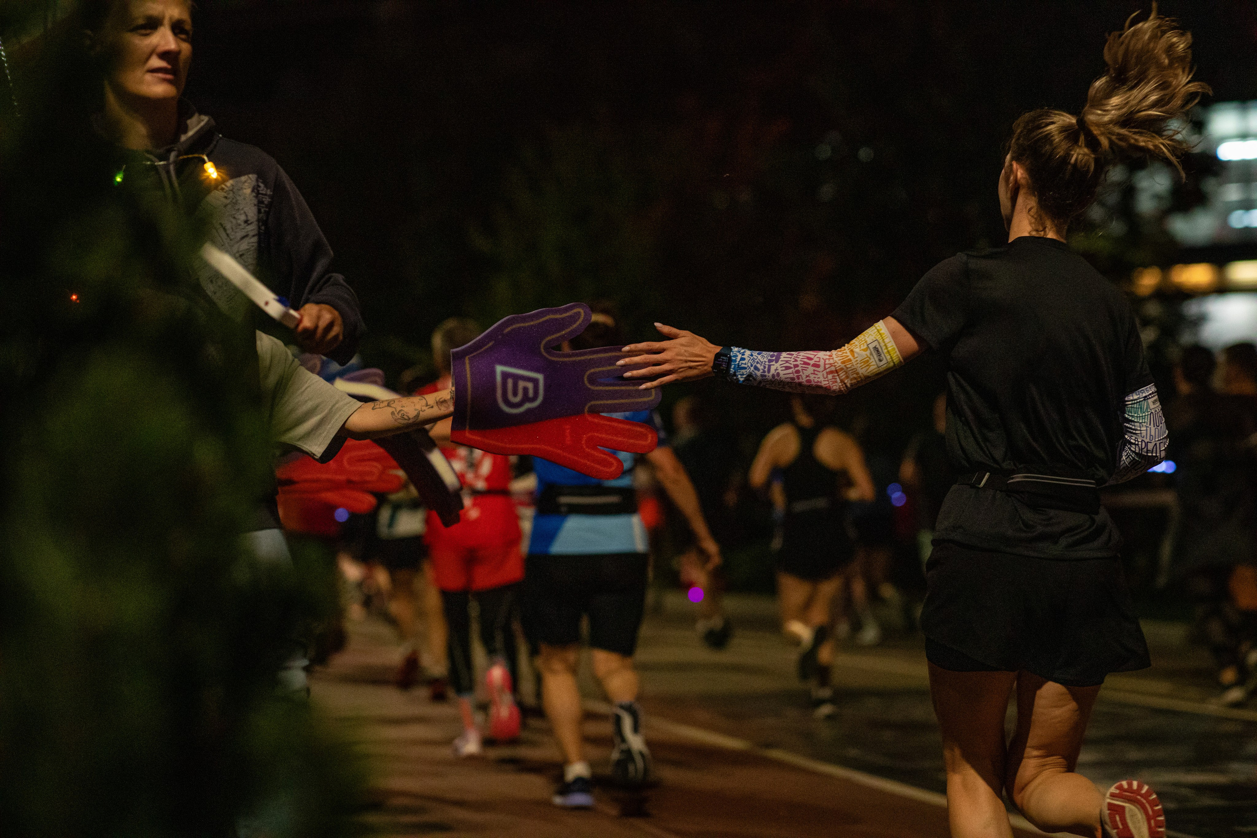Ночной забег в ленте фотографий бегунов 03.08.24. Фотограф Сергей Ловкий