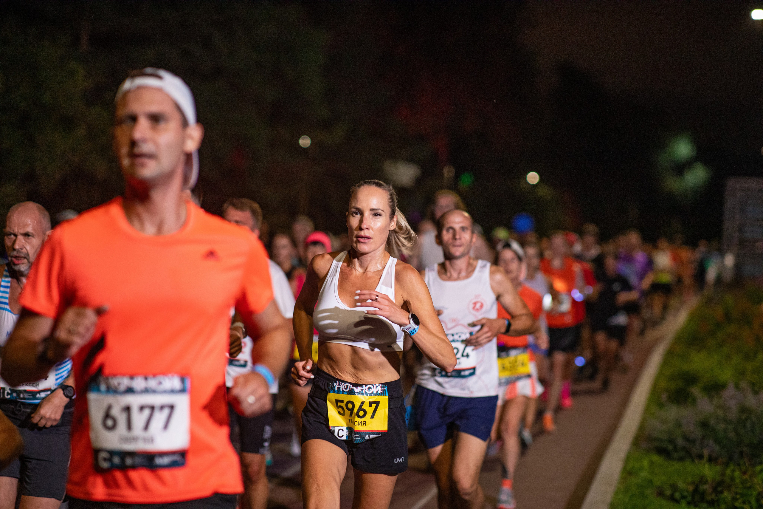 Ночной забег в ленте фотографий бегунов 03.08.24. Фотограф Сергей Ловкий