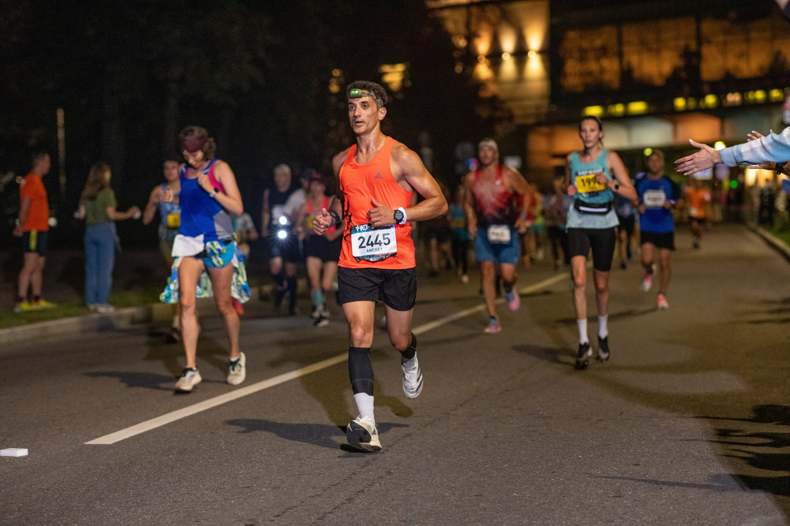 Ночной забег в ленте фотографий бегунов 03.08.24. Фотограф Сергей Ловкий