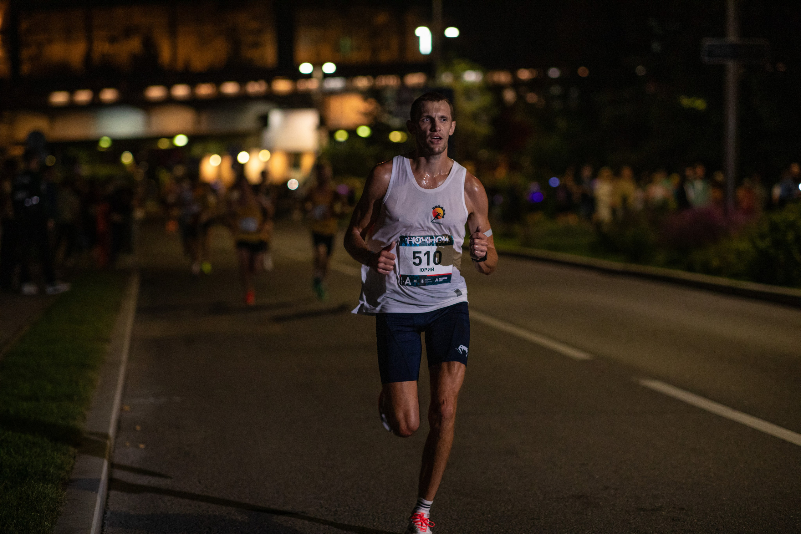 Ночной забег в ленте фотографий бегунов 03.08.24. Фотограф Сергей Ловкий