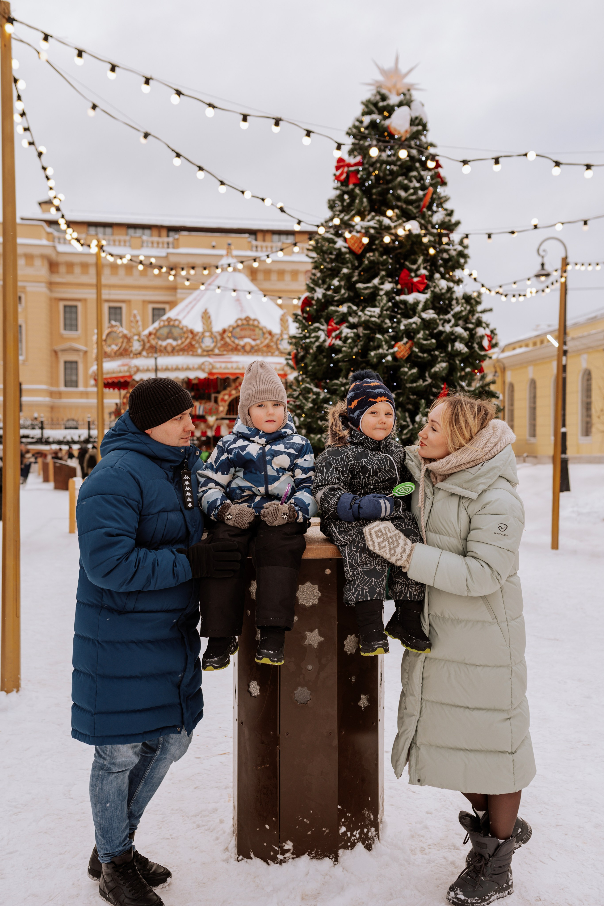 Семейная, Манежная площадь