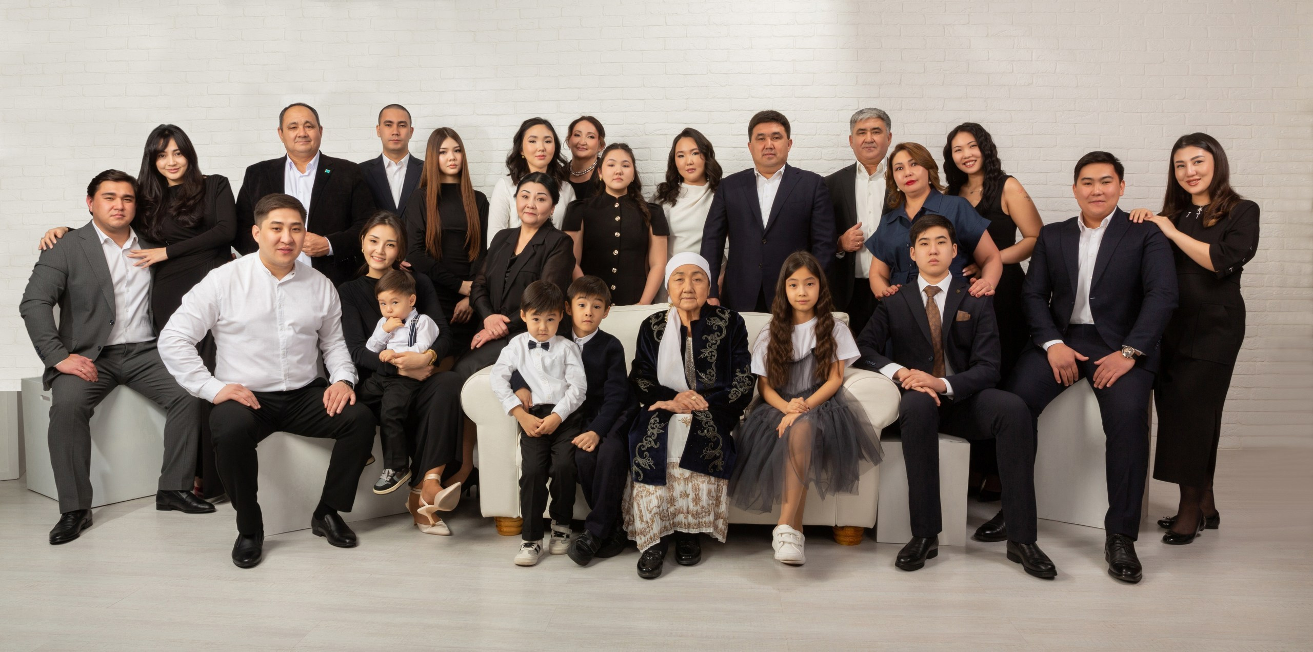 Фотосессия для большой семьи Алматы. Фотостудия Алматы. Семейная и детская фотостудия Family studio.Фотограф Алматы