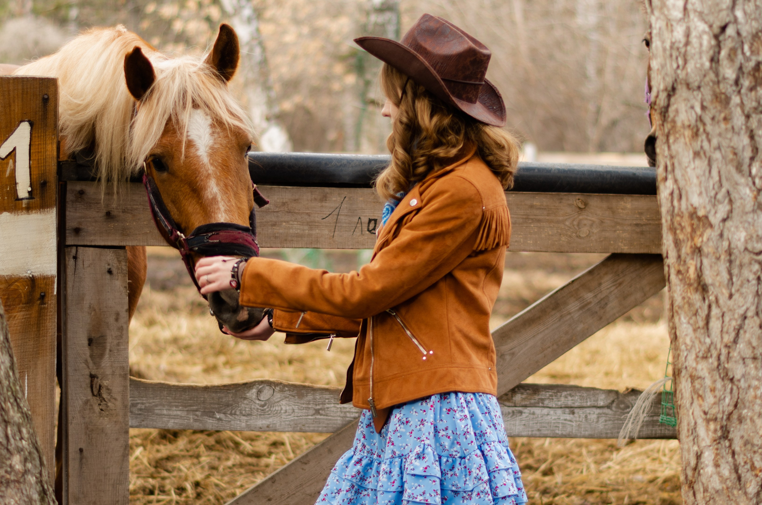 Ковбойская девчонка. Фотограф Марина Доглядная Челябинск фотосессии с лошадьми, мотоциклами