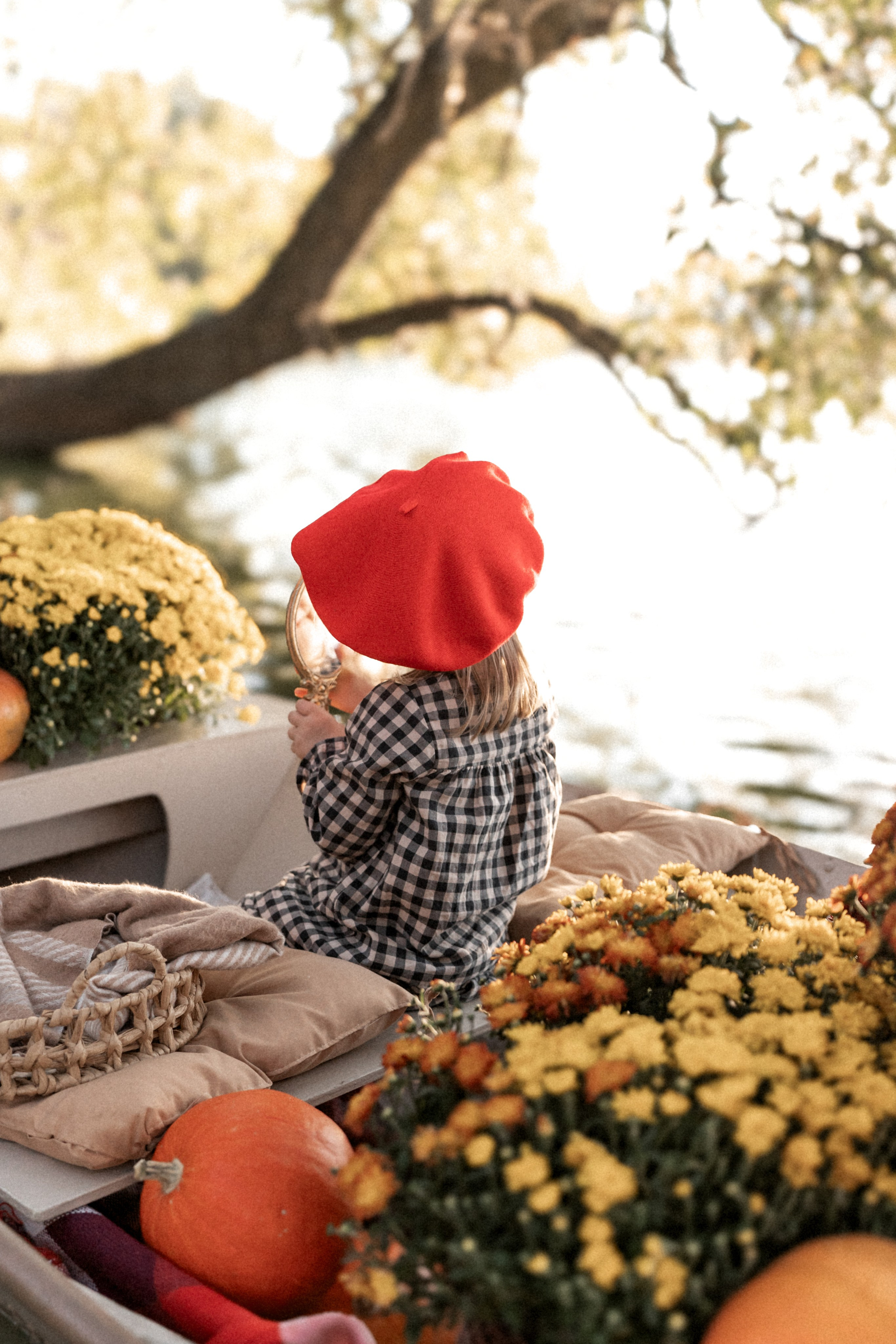 Хризантемовое плаванье маленькой мечтательницы. Ваш семейный фотограф в Минске — Вика Трегубова