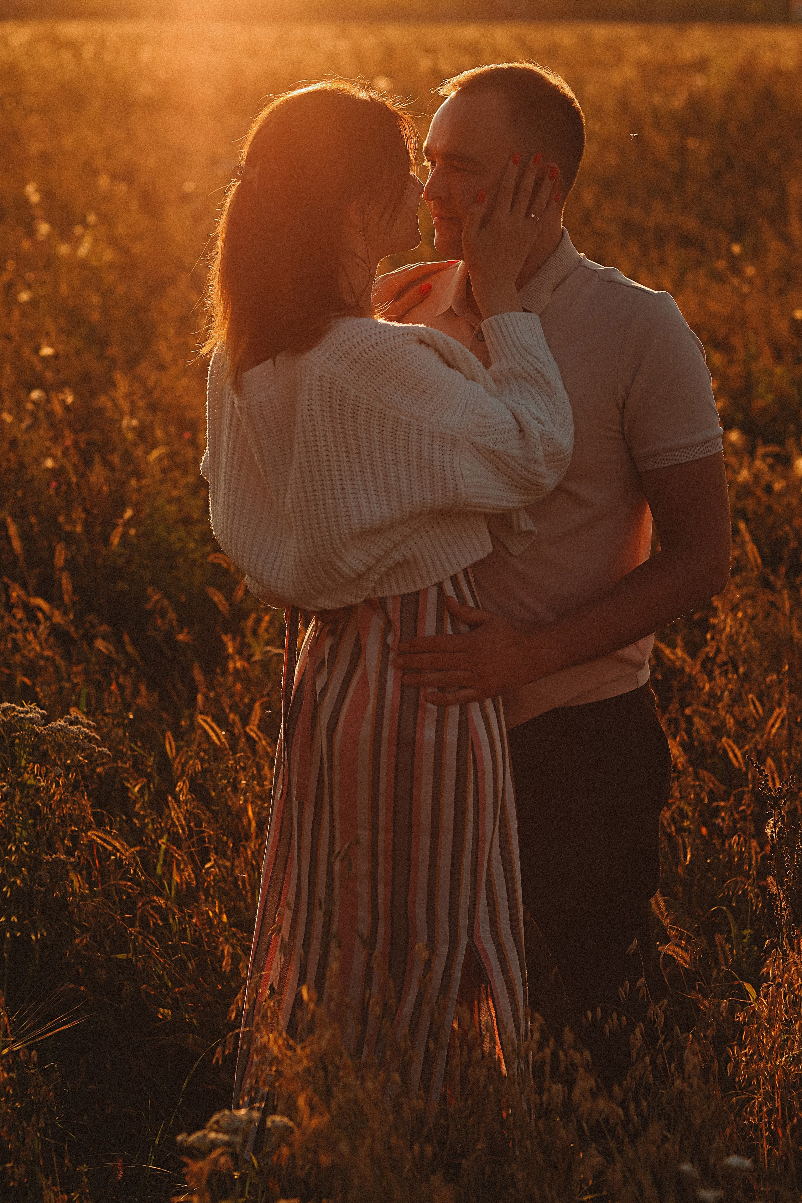 Поле love story на закате. Семейный фотограф Тюмень, фотограф на роды Салмина Мария