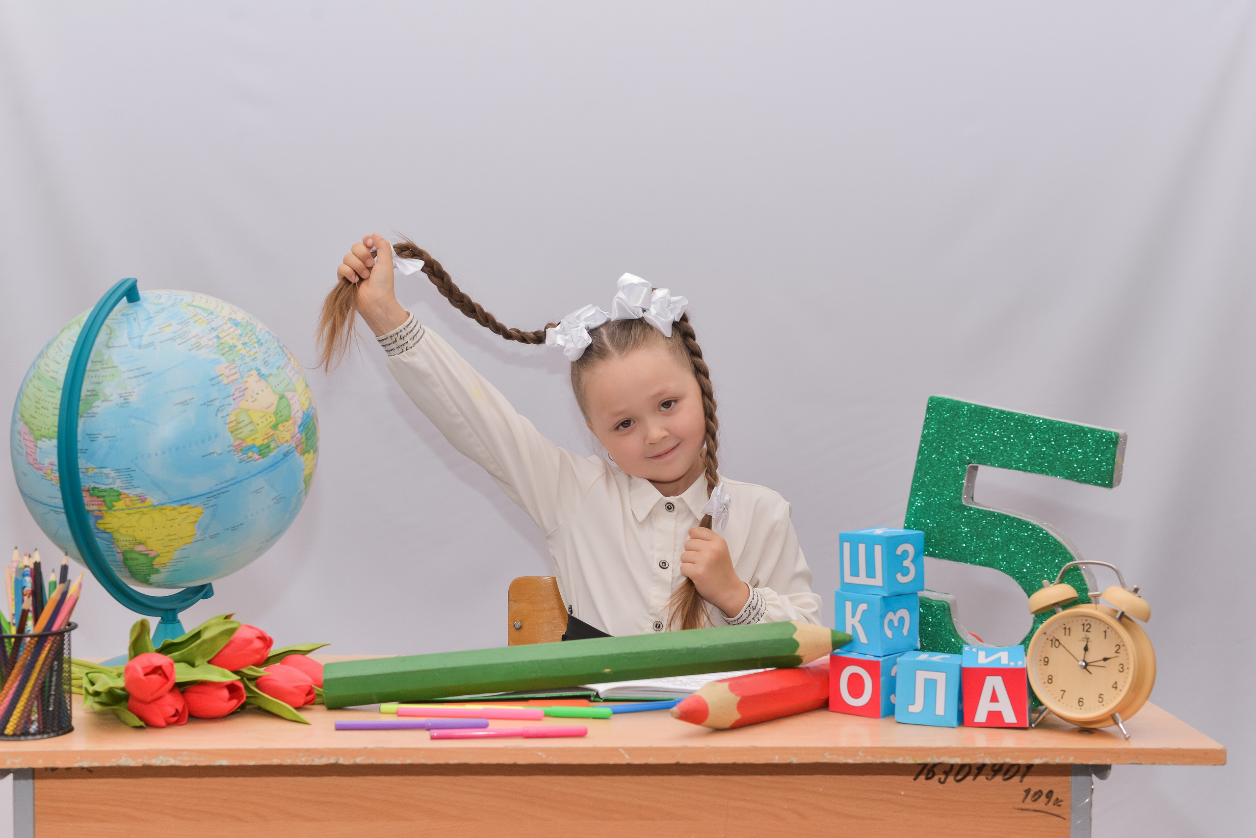 Первоклашки на белом фоне. Детский и школьный фотограф в Костанае Рабига Сейткенова