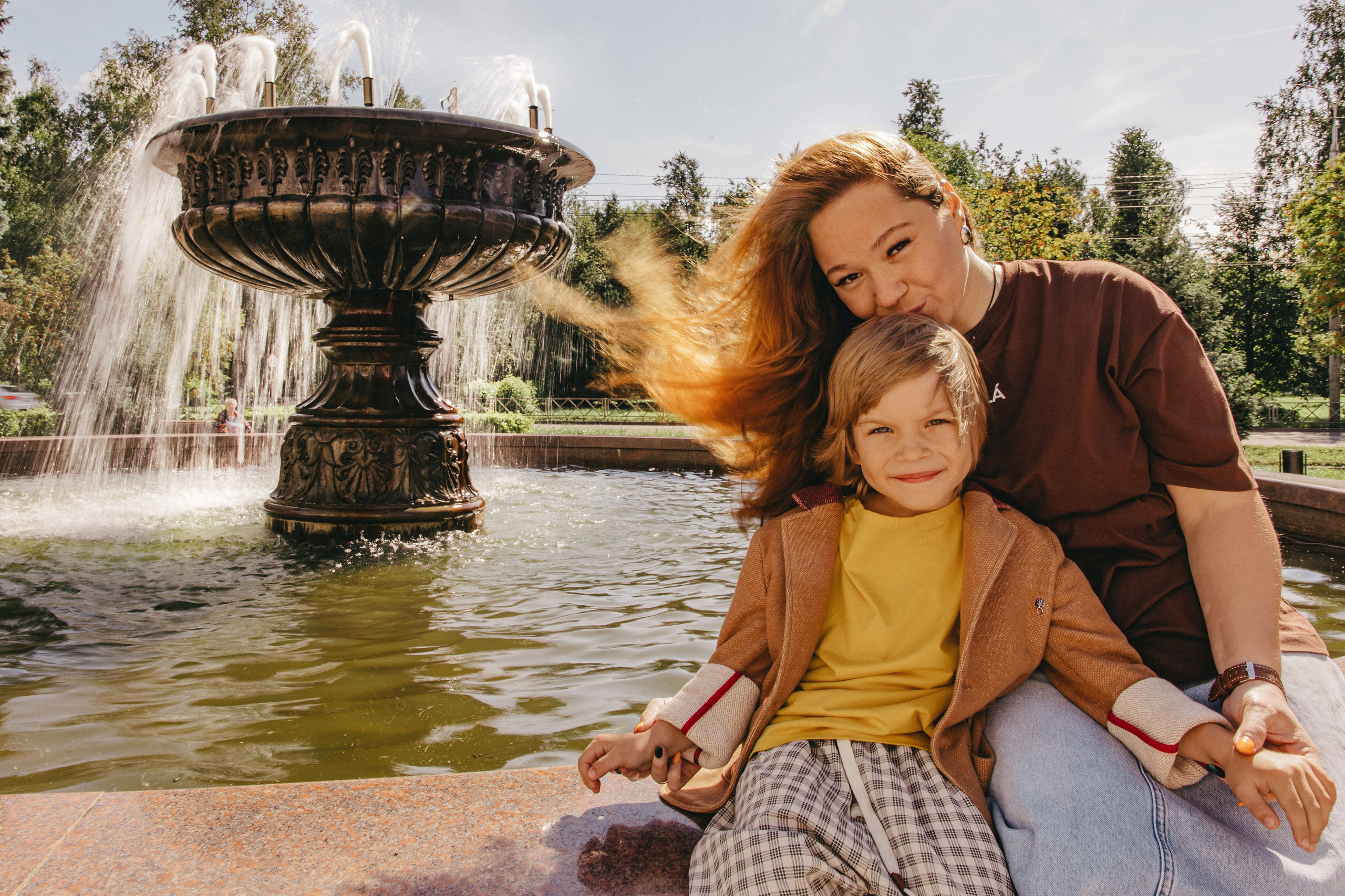 Мама с сыном наслаждаются моментом у фонтана Авиатор — Рыбинск, август