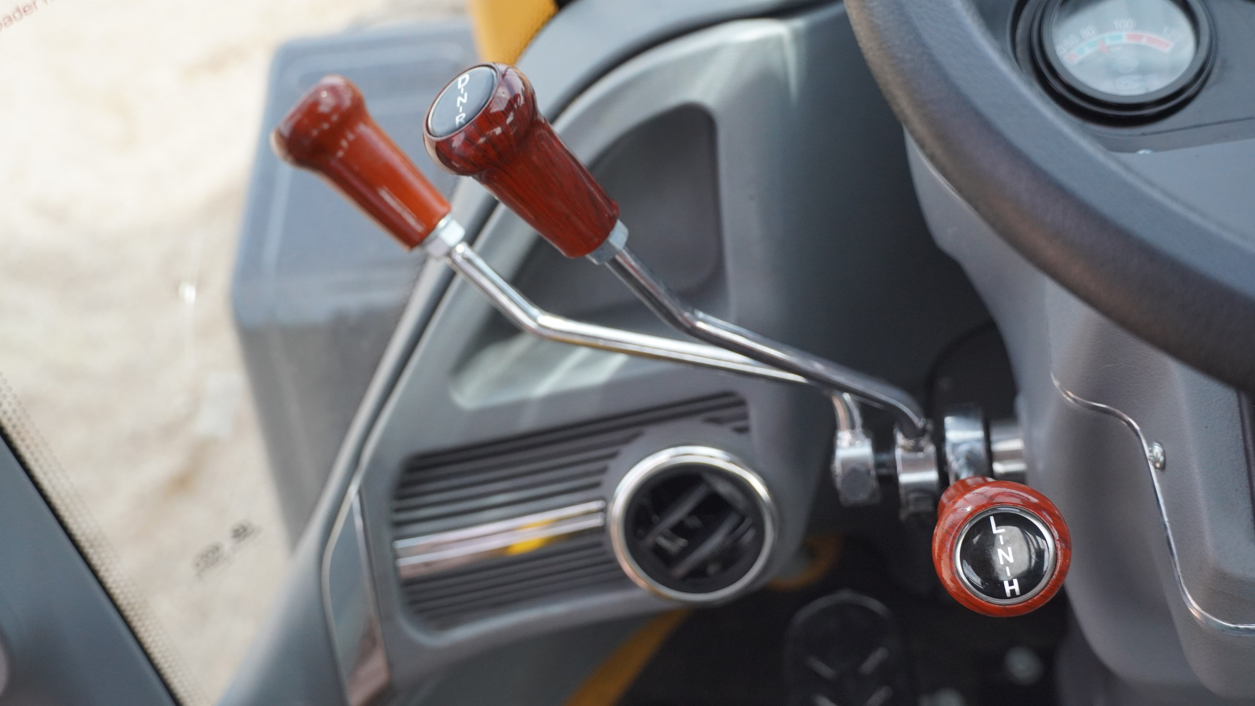 Фото фронт.погр. Beezone 906. Продажа и обслуживание грузовой техники и спецтехники в г. Новосибирск компания СТИ