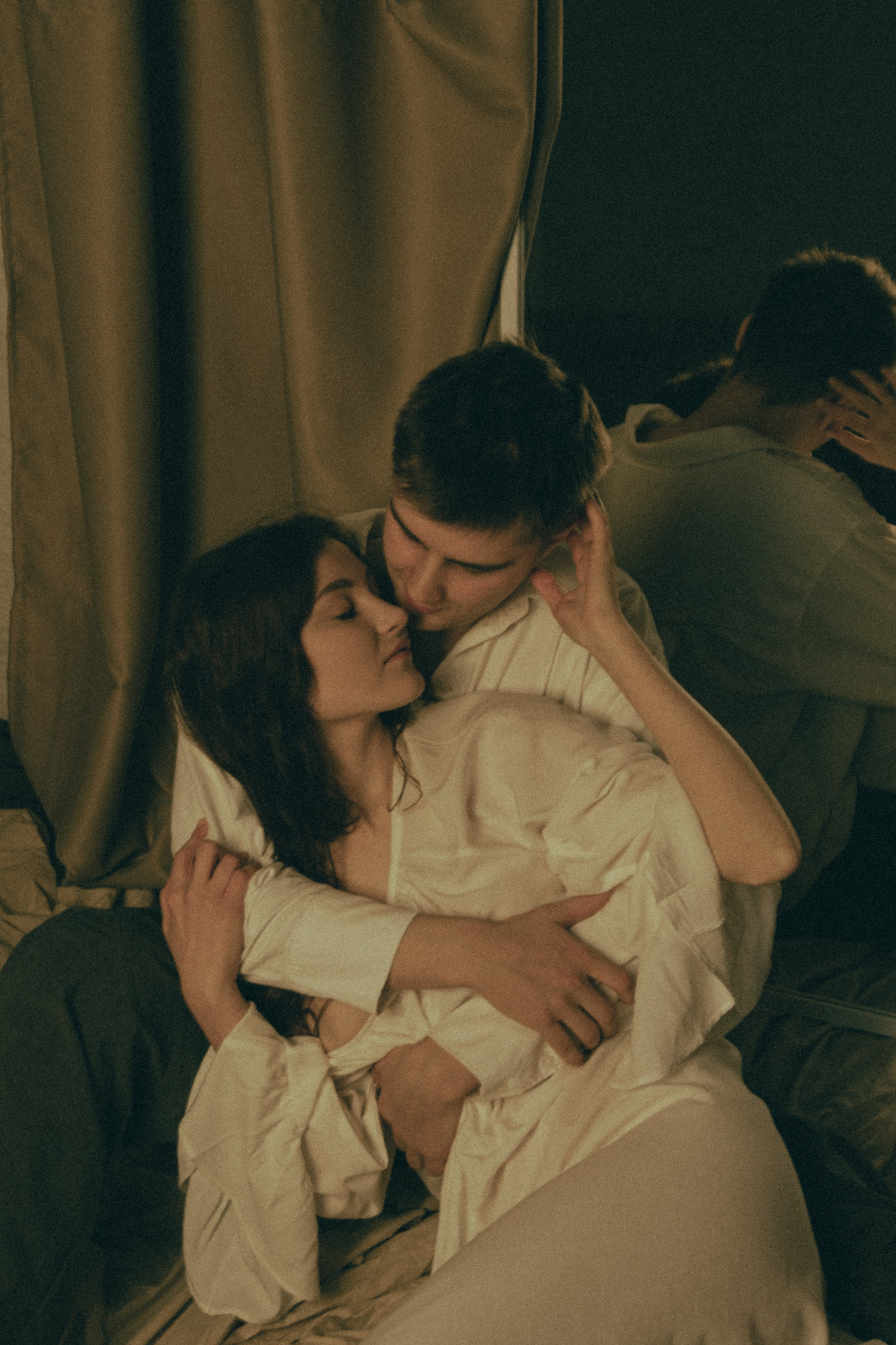 Парень и девушка в белой одежде фотосессия на диване