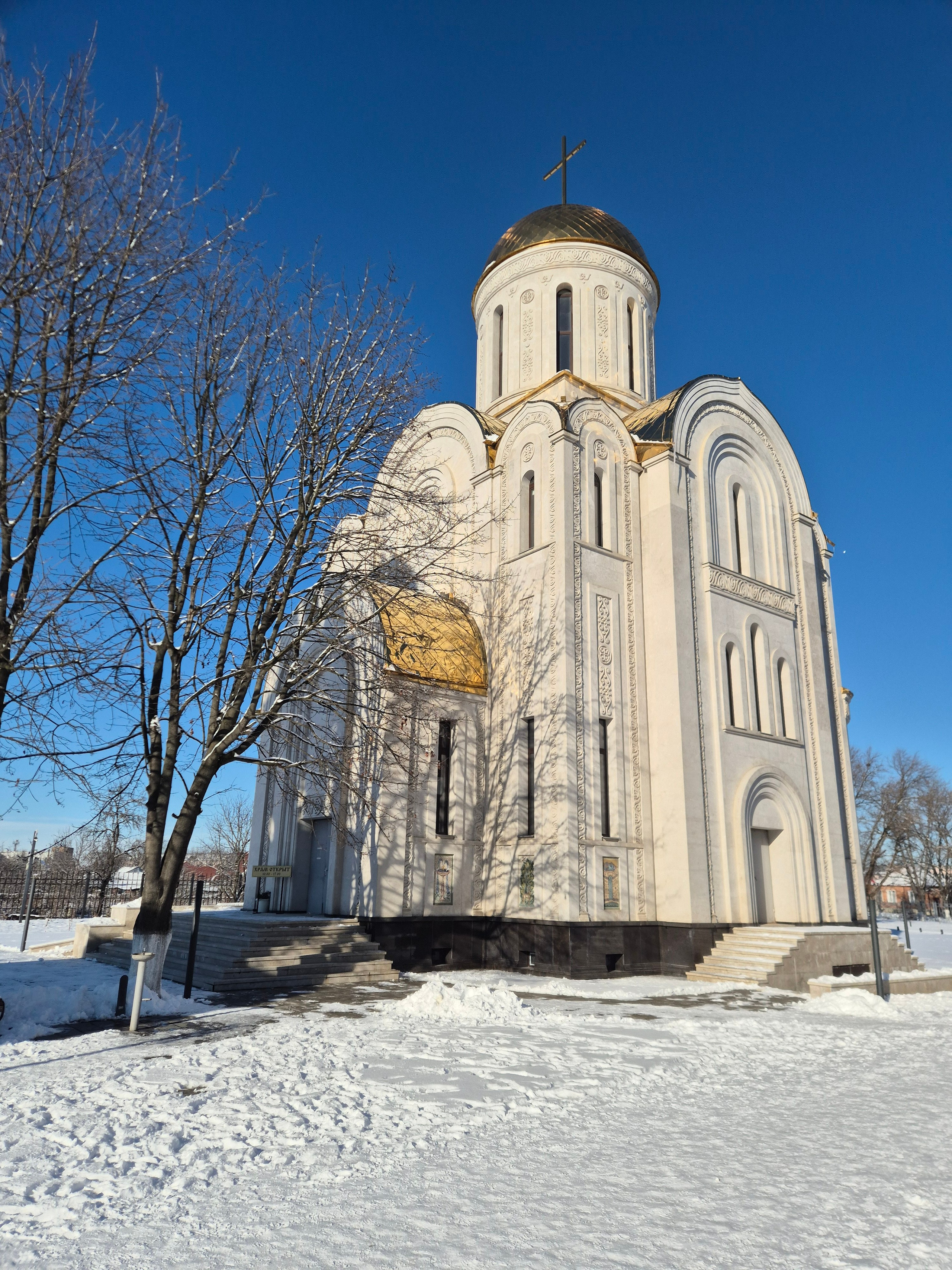 Беслан. Мемориал в школе №1. Тяжелое ощущение, горе людей передать невозможно. Сделал фотографии, почитал мнения и мысли местных жителей. Ограничусь фото храма рядом со школой