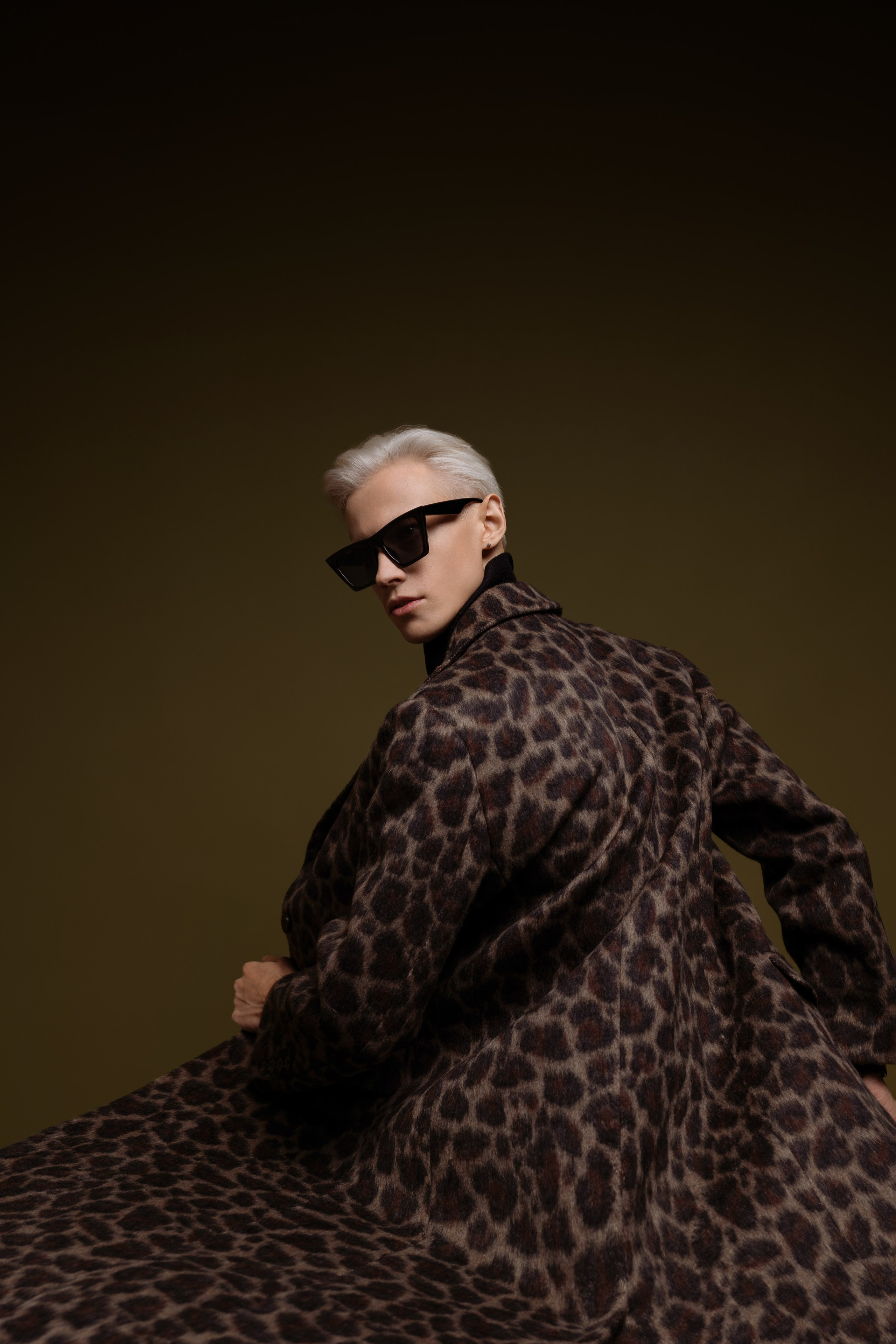 Модный мужской портрет в стиле фэшен на зелёном фоне