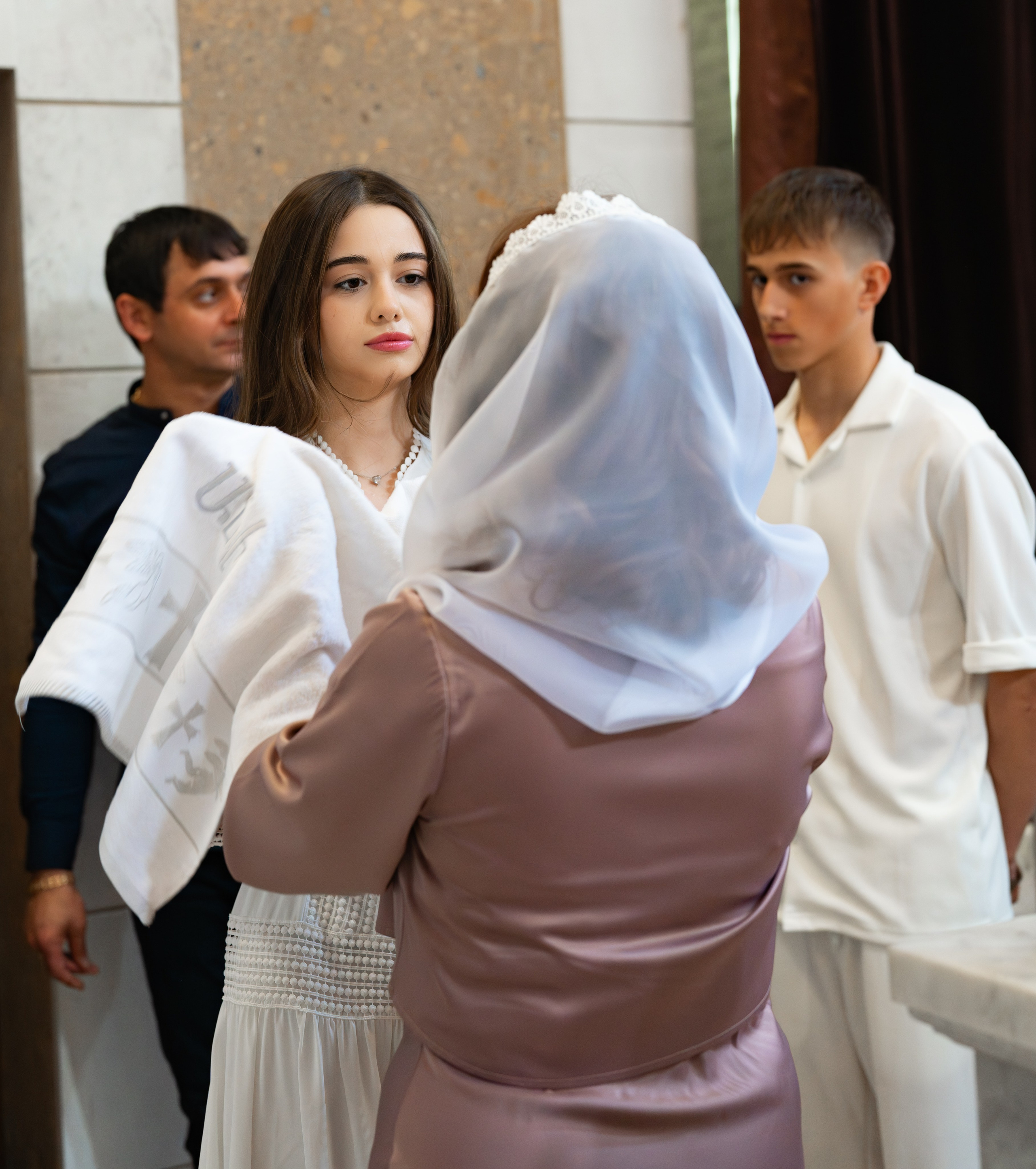 Крещение  ребёнка в храме. Фотограф видеограф Геннадий Янбаев в Сочи, Краснодаре