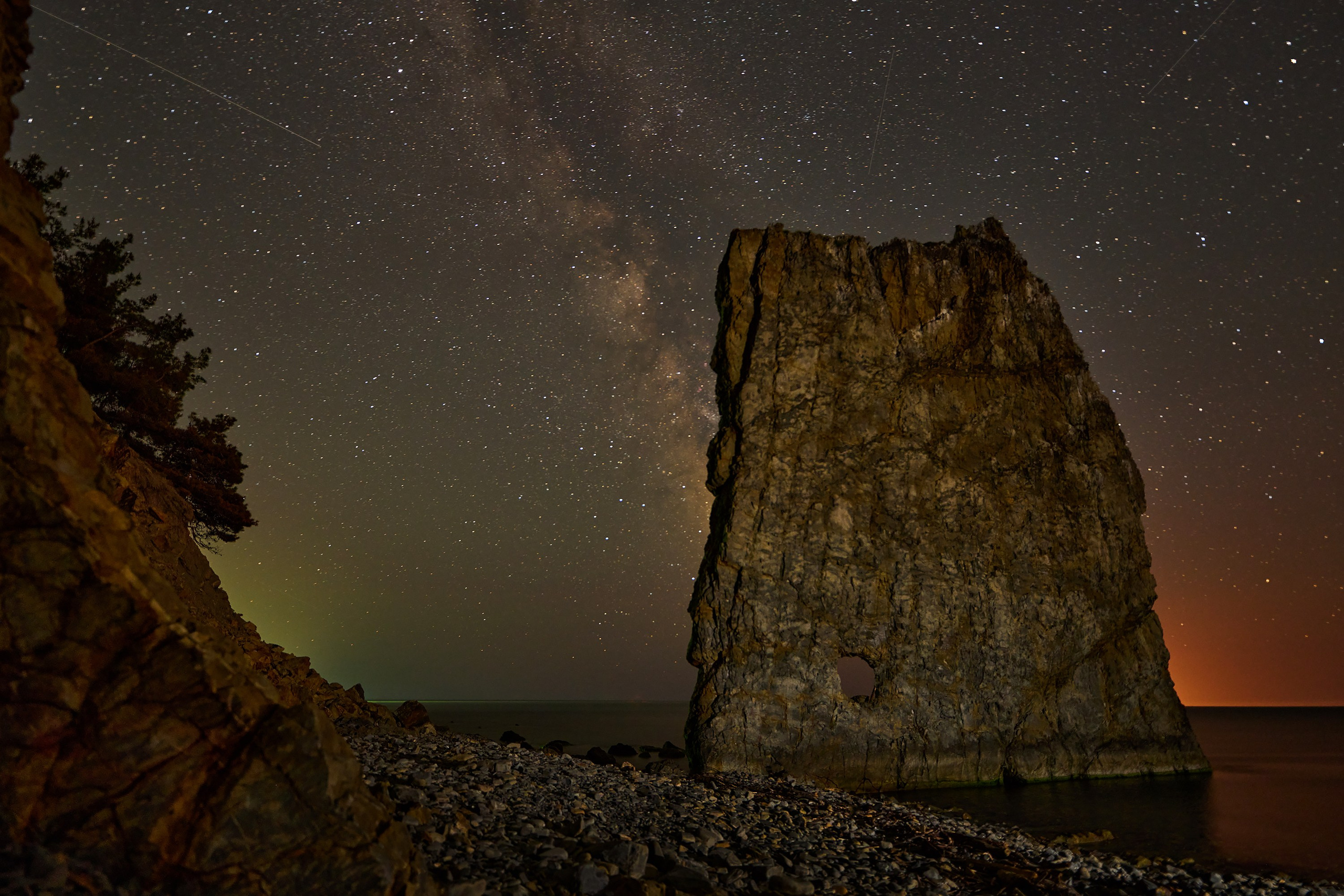 Съемка скалы Парус на фоне звёздного неба. Яркие фото на Чёрном море