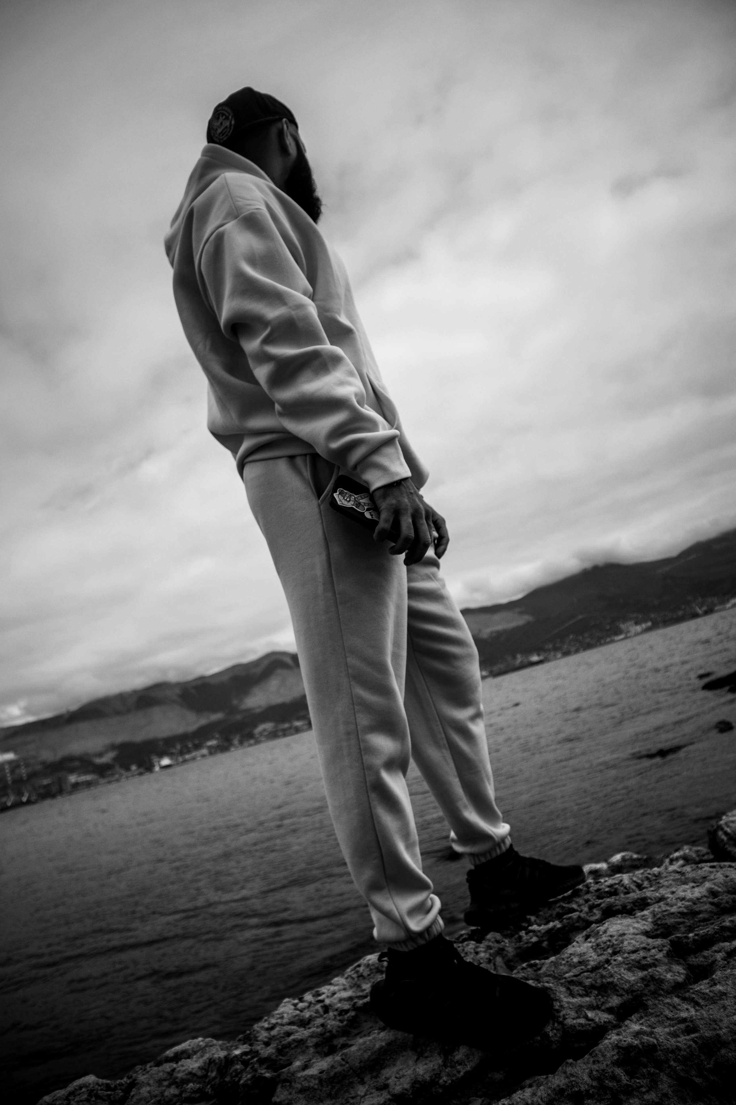 О. Уличный фотограф Города N