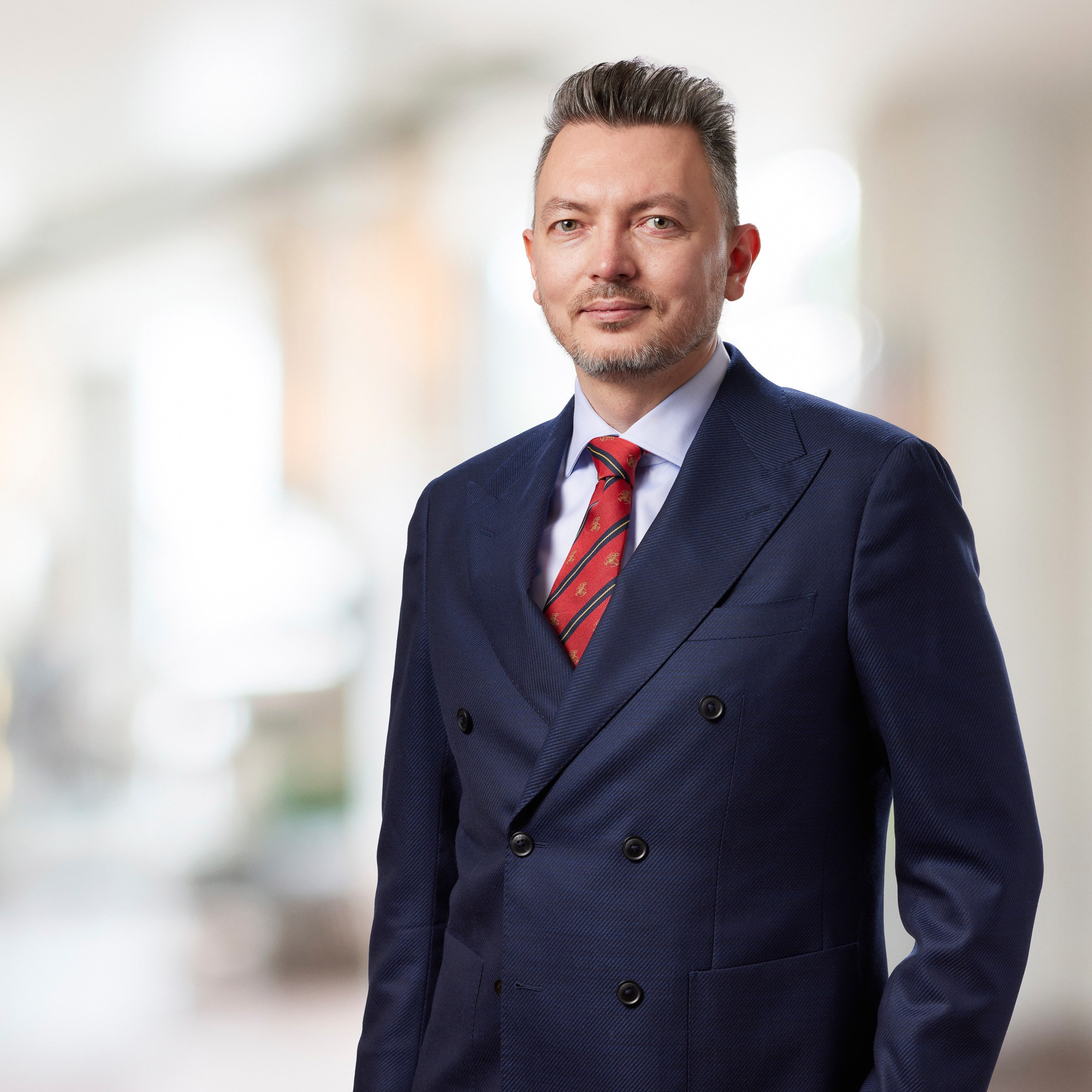 Business portrait of a man on a blurred office background - photographer Andrey Dunin