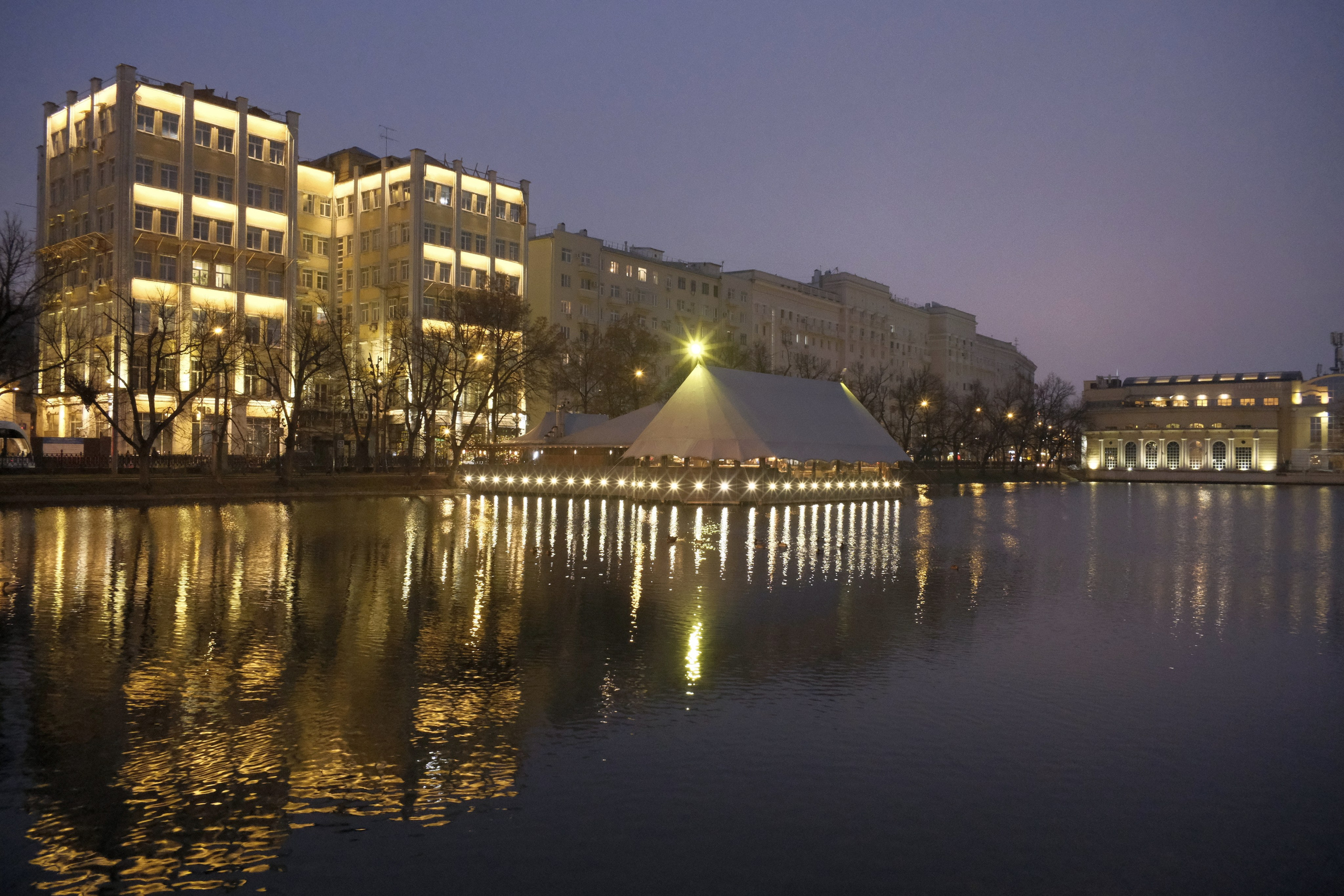 Вечерний город. Улица, люди, жизнь…