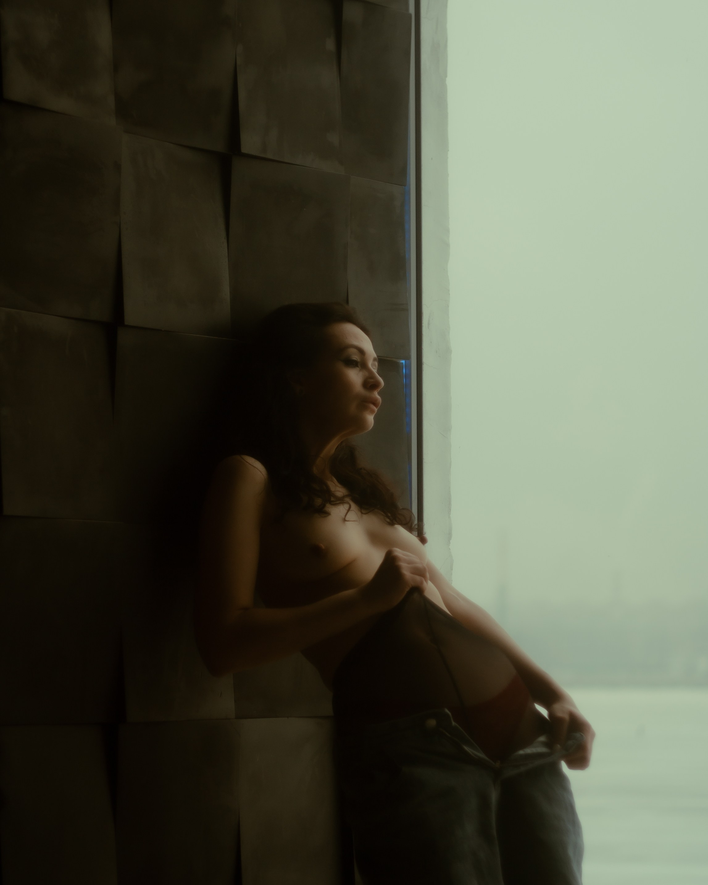 Женщина у окна, свет и тень на теле, будуарная фотосессия Санкт-Петербург