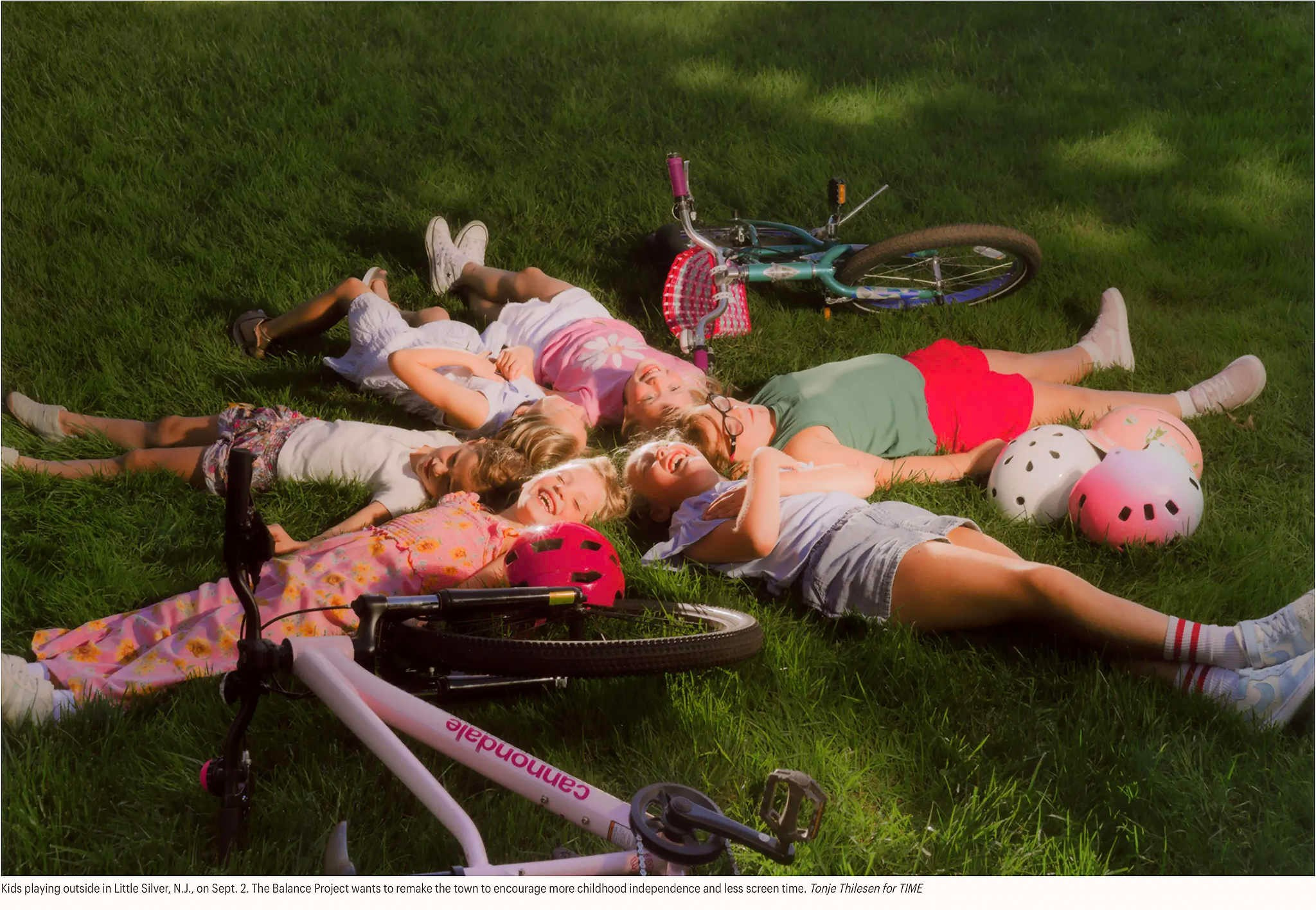 Дети, играющие на улице в Литтл-Силвер, Нью-Джерси, сентябрь. 2. Проект "Баланс" хочет переделать город, чтобы поощрять большую независимость детей и меньше экранного времени.Тонье Тилесен для TIME