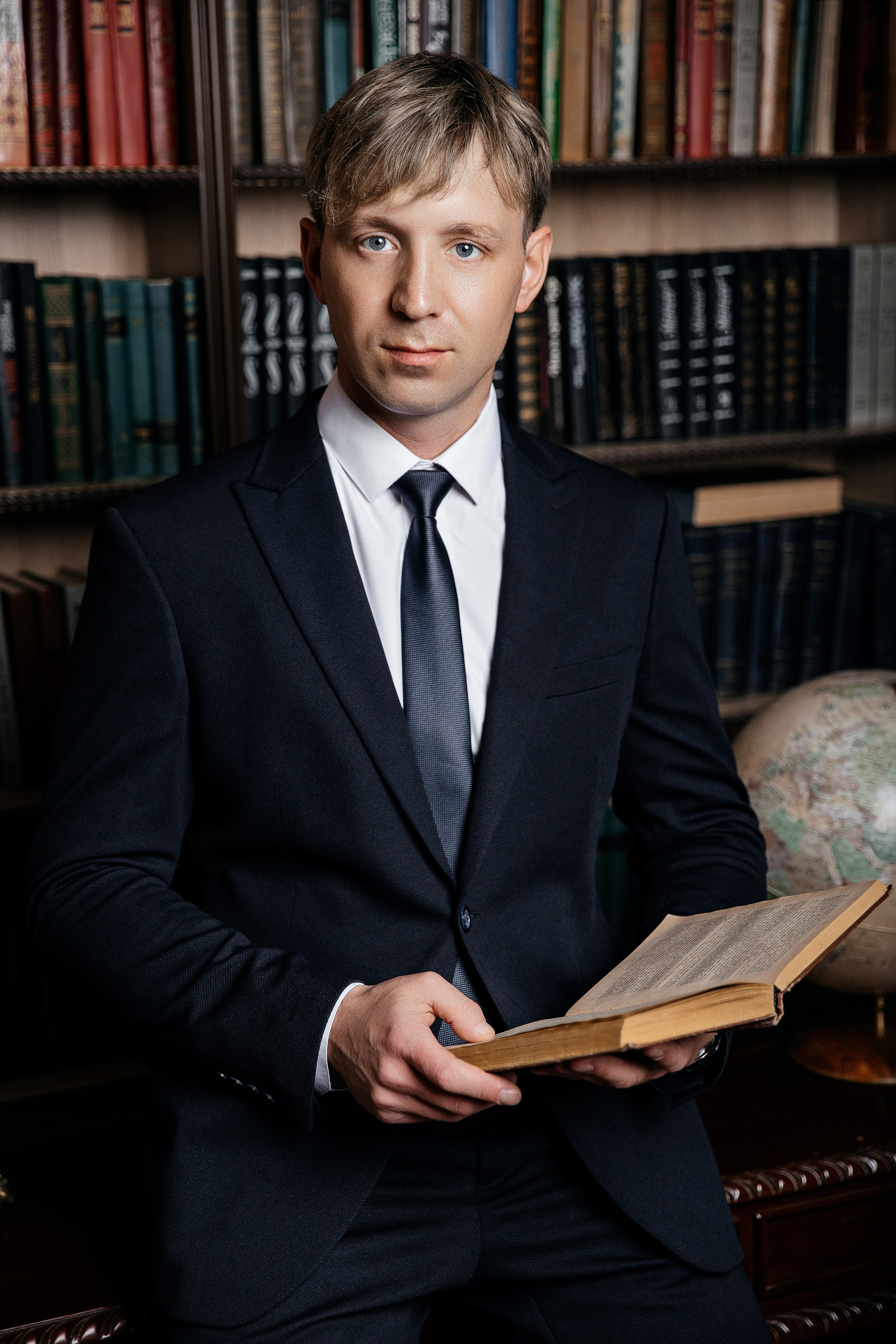 Бизнес портрет мужчины в студии