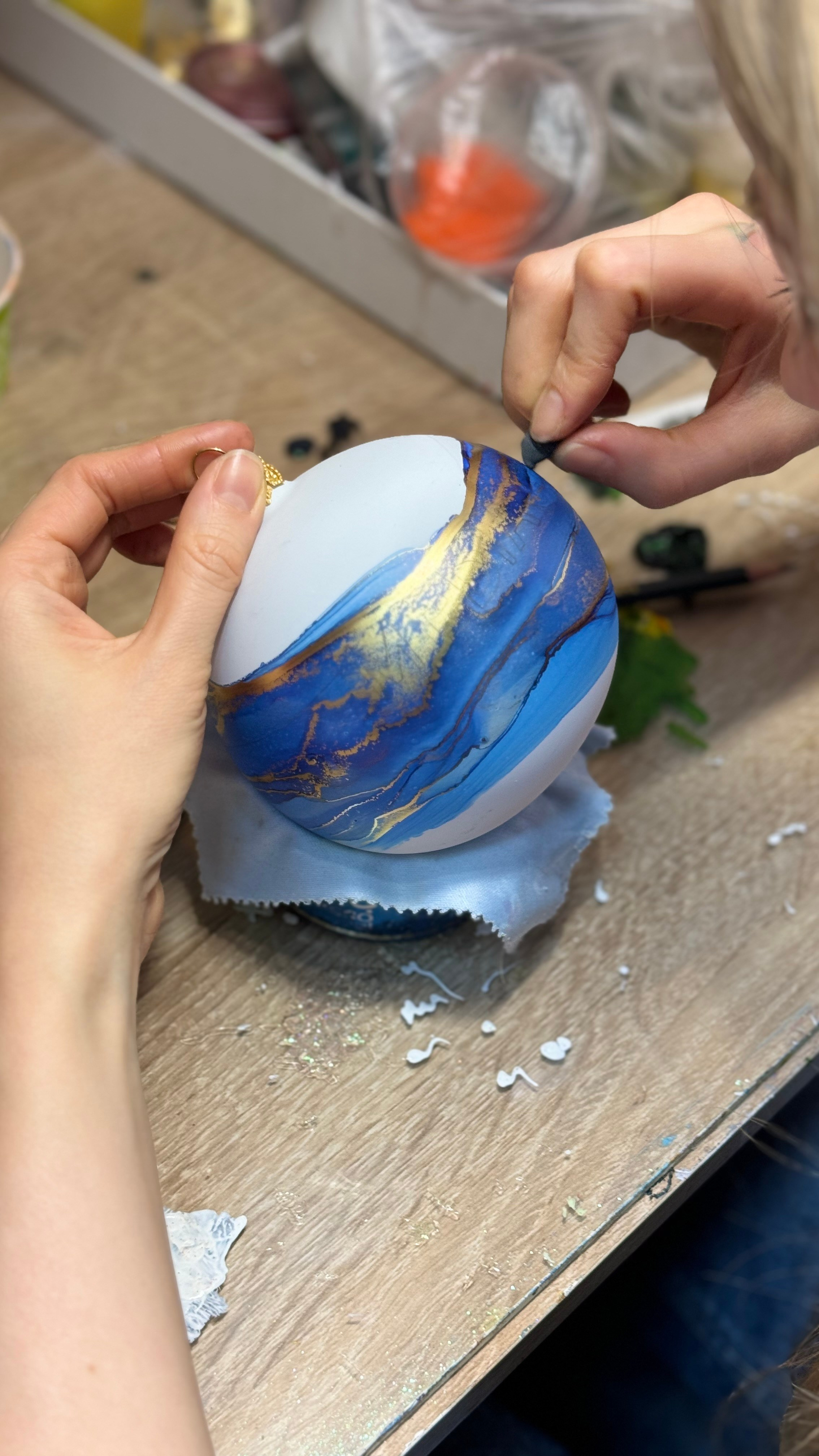 ArtSHARm- наше портфолио по ёлочным шарам с ручной росписью. Художественная ручная роспись елочных шаров, корпоративные подарки и восковые аромасвечи