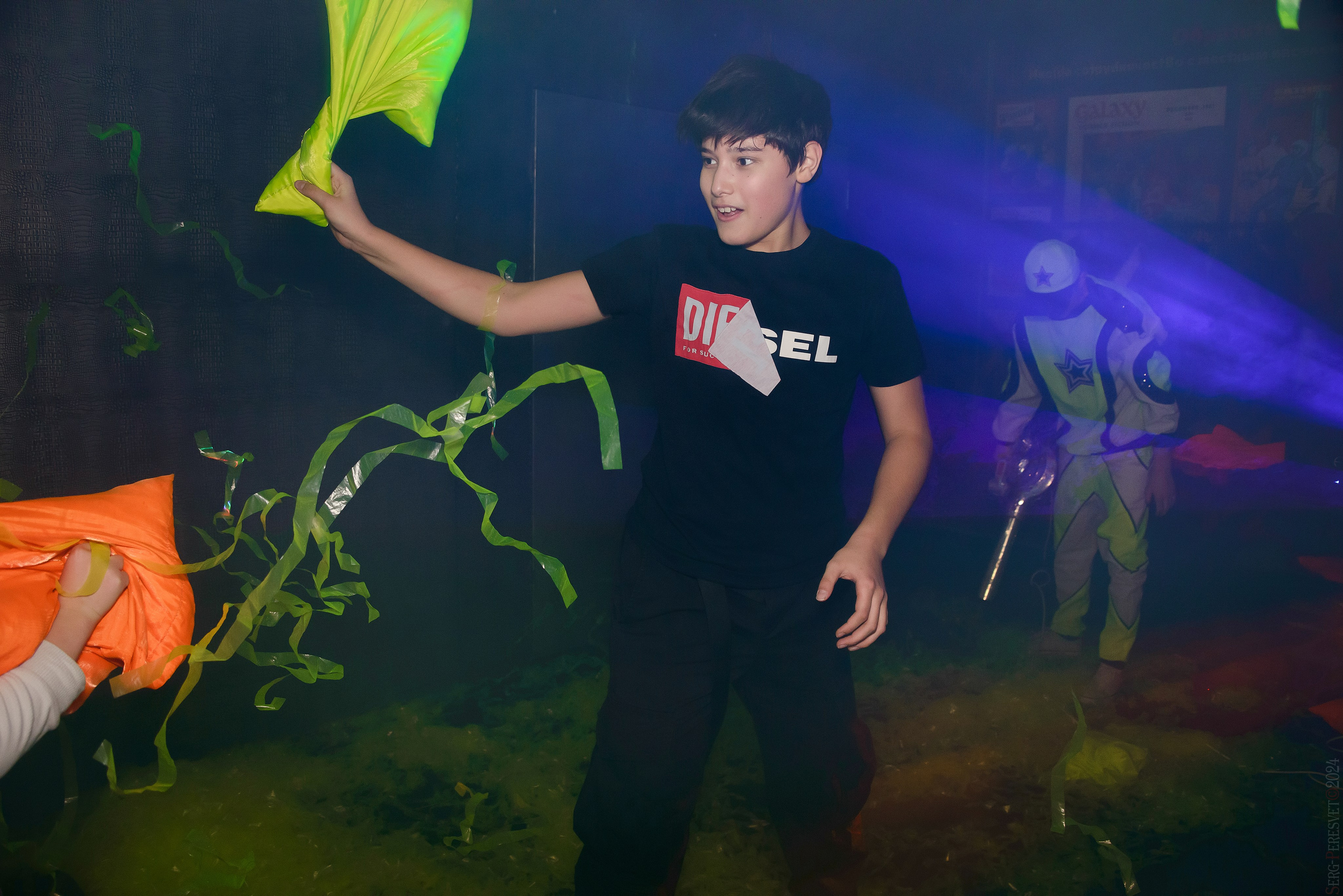 Бумажное шоу в Москве, детский фотограф Сергей Пересвет. Ваш фотограф на праздник в Москве, Раменском, Жуковском, Люберцах