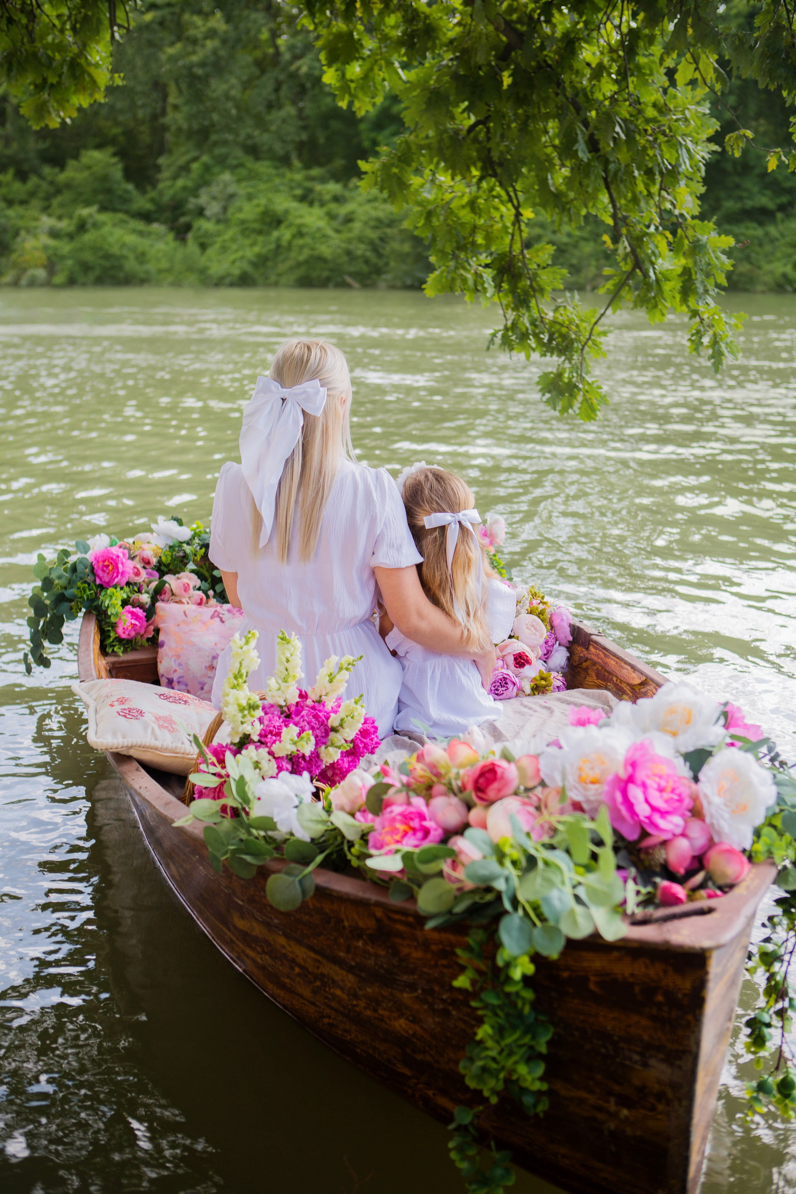 Лодка с пионами. Свадебный семейный и детский фотограф в Краснодаре Карина Федоровская