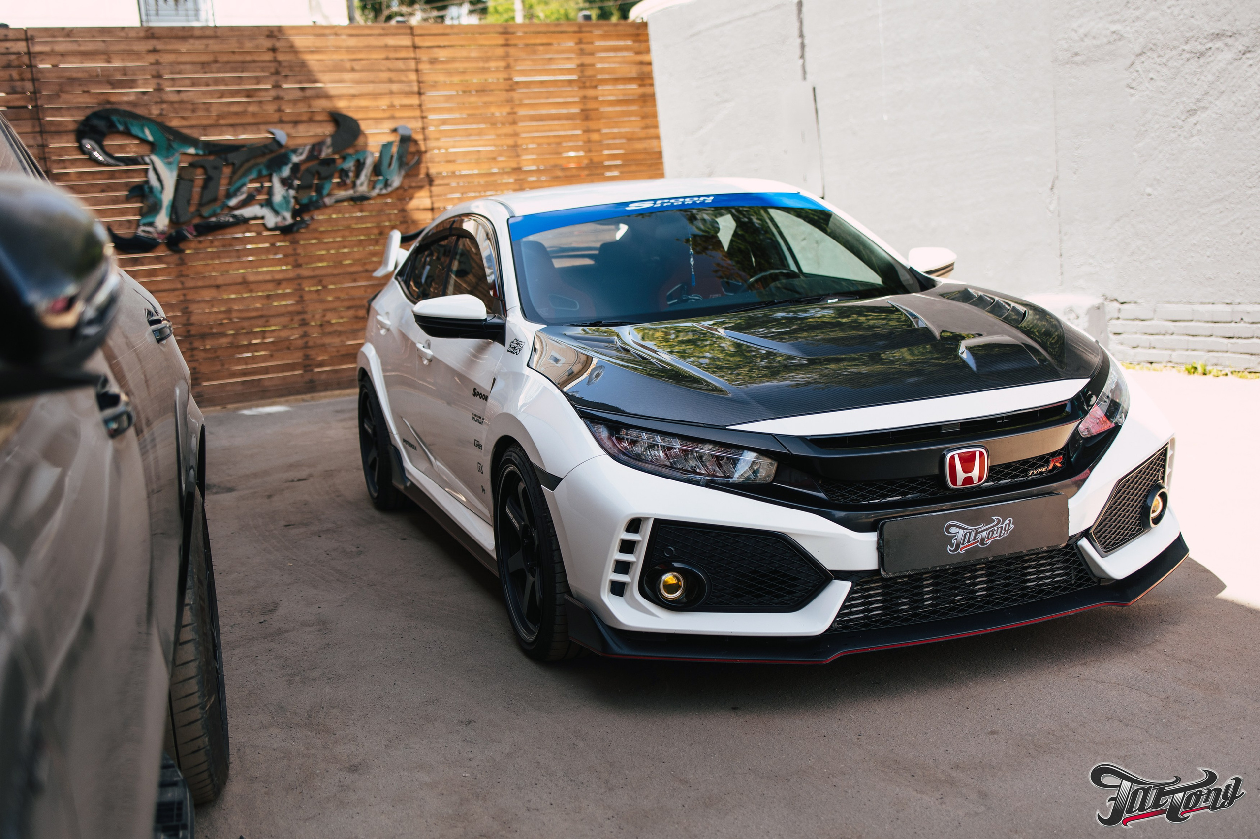 Honda Сivic type R снятие краски c капота и лачка карбона. DeLorein