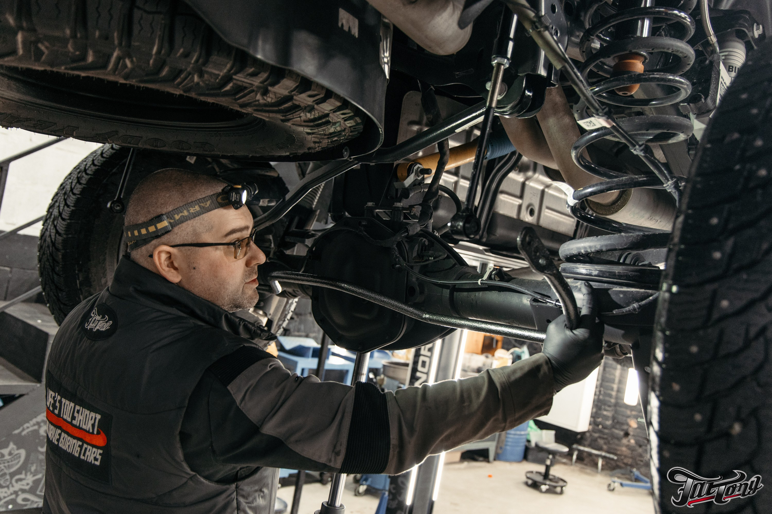 Ram TRX ламинация карбоном внешних элементов кузова, салона и установка распорки. DeLorein