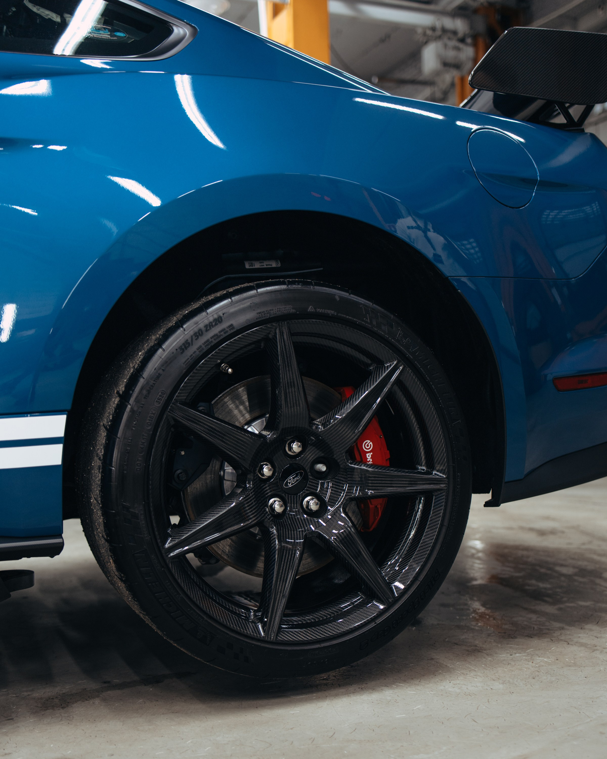 Ford Mustang Shelby сборка и шиномонтаж карбоновых дисков. DeLorein