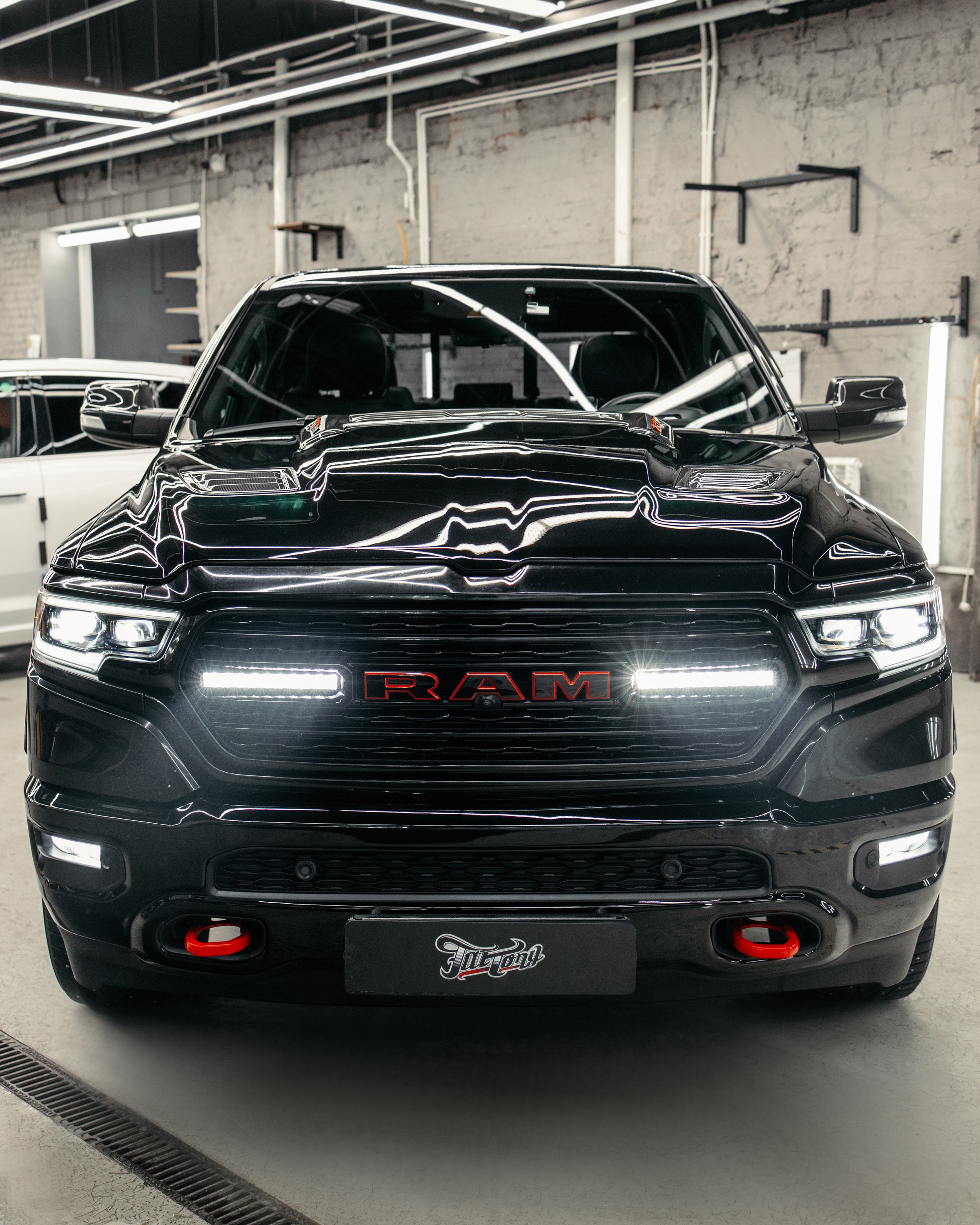 Ram 1500 ламинация карбоном, окрас шильдов, проушин, установка света в решетку. DeLorein