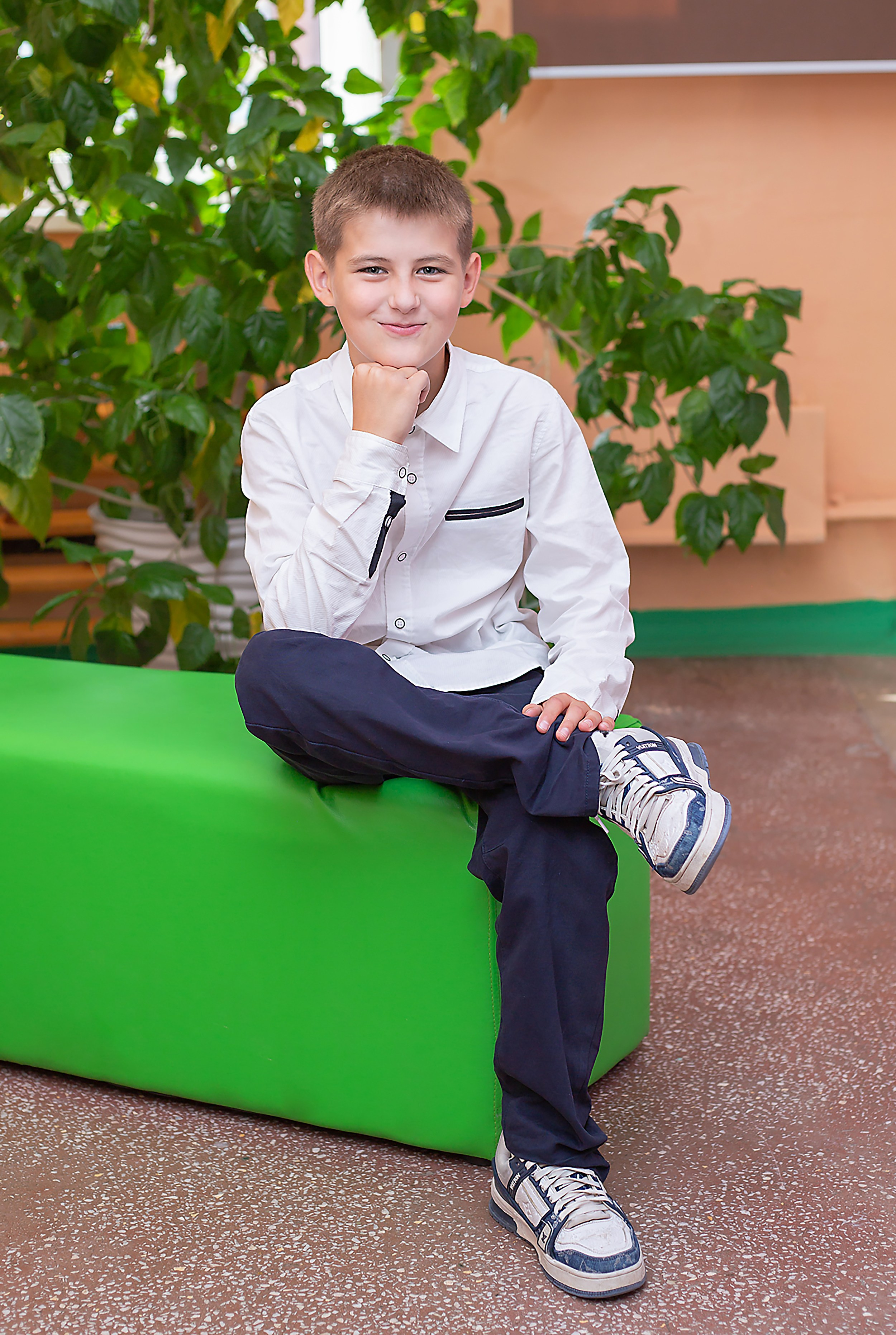 ребенок в школе сидит на диване, портрет в школе, фотосъемка в школе