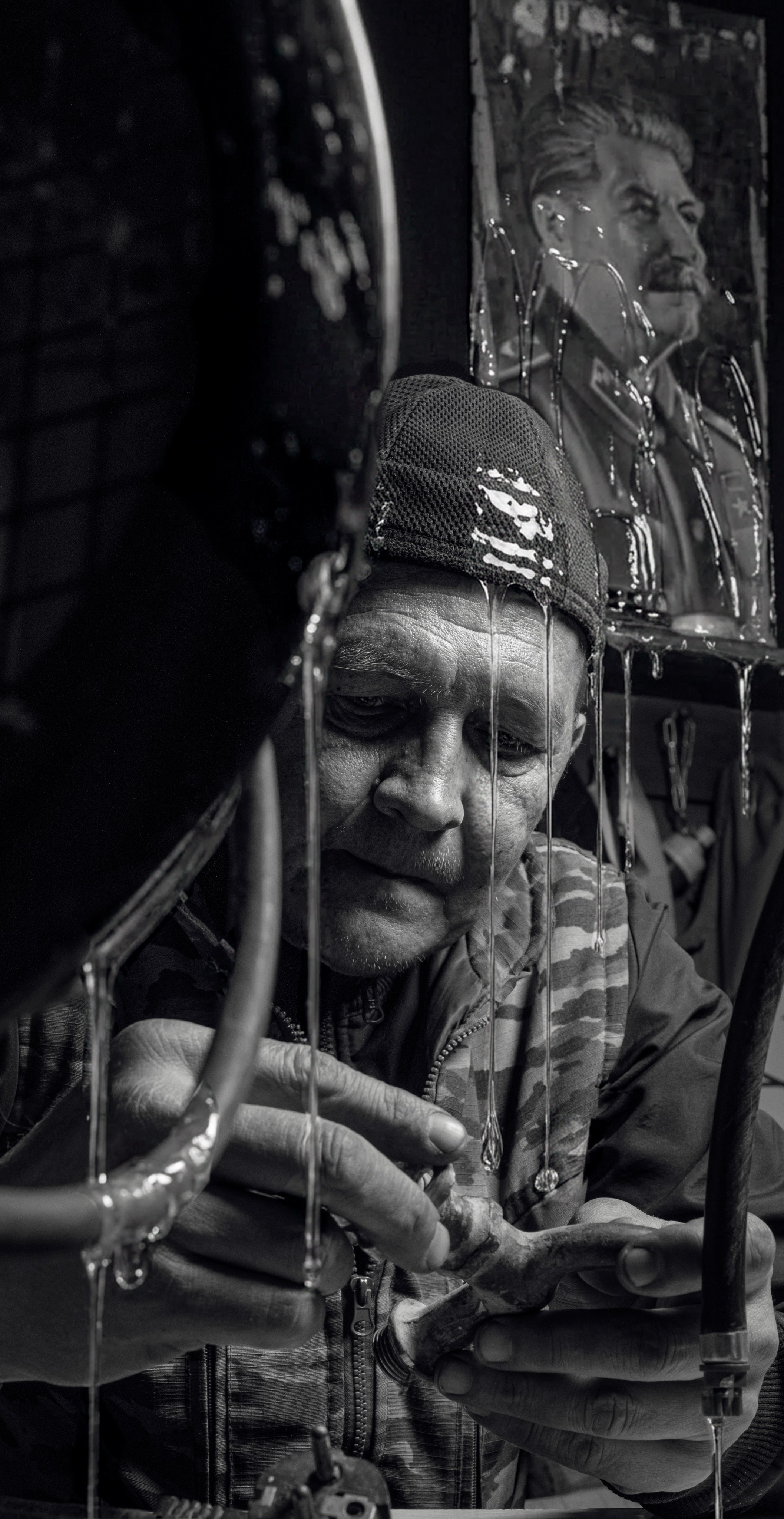 Ты думаешь, время похоже на ветер? Или на пыль на дороге, что взметается за отъезжающим автомобилем? Нет. Время — это смола. Тягучая, липкая, бесцветная.