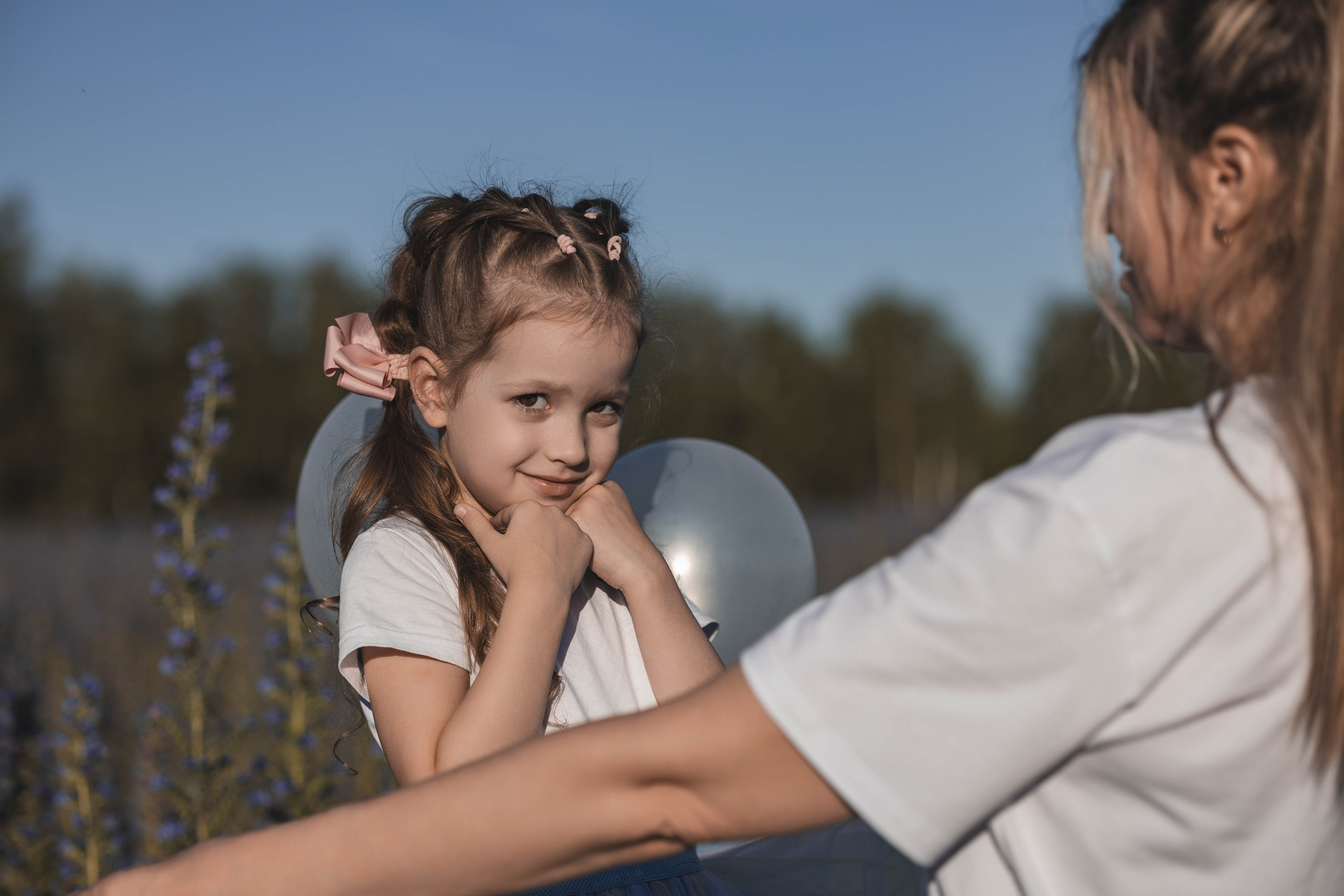 Внучка и бабуля прогулка на природе. Коммерческий фотограф