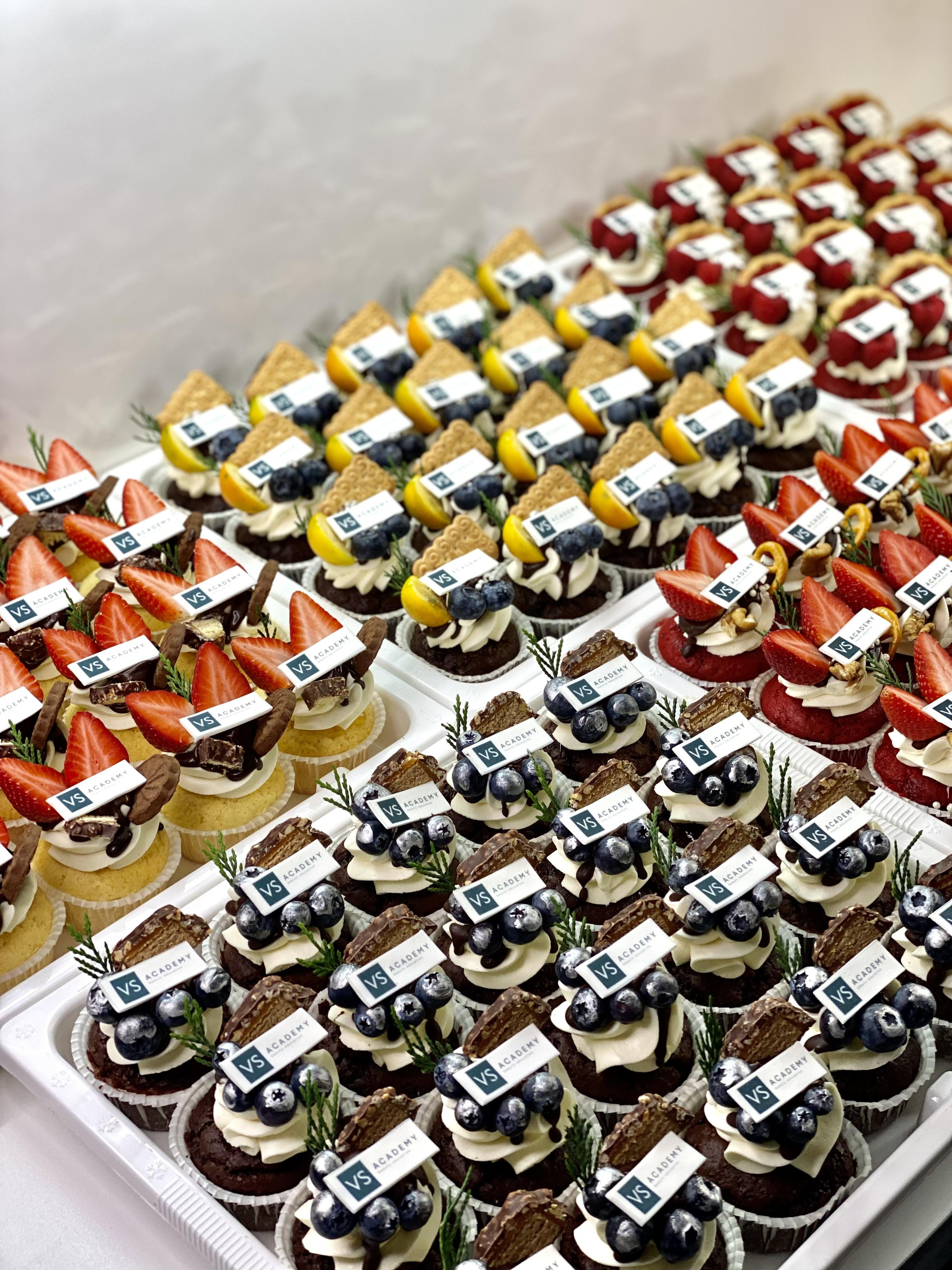 Капкейки фуршетные с логотипом. Katyasugarsugar капкейки, зефир, торты Москва