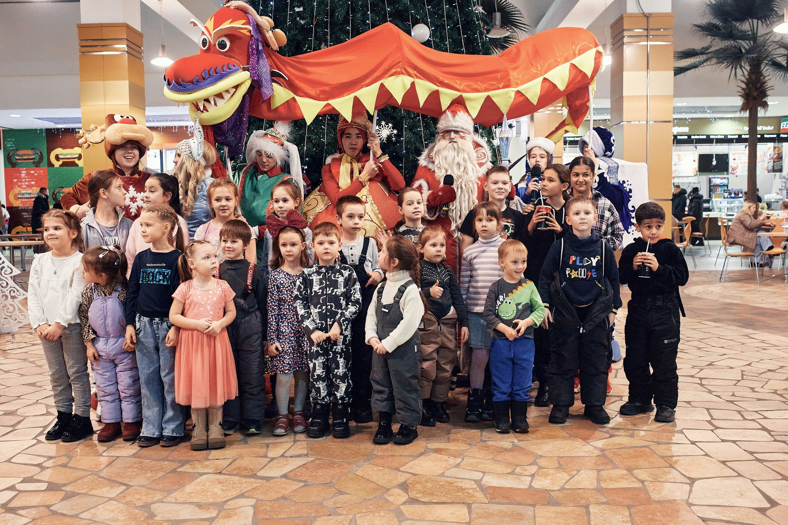 Детский новогодний праздник в ТЦ Июнь. Семейный и репортажной фотограф в Красноярске и Москве Виктор Бабинцев