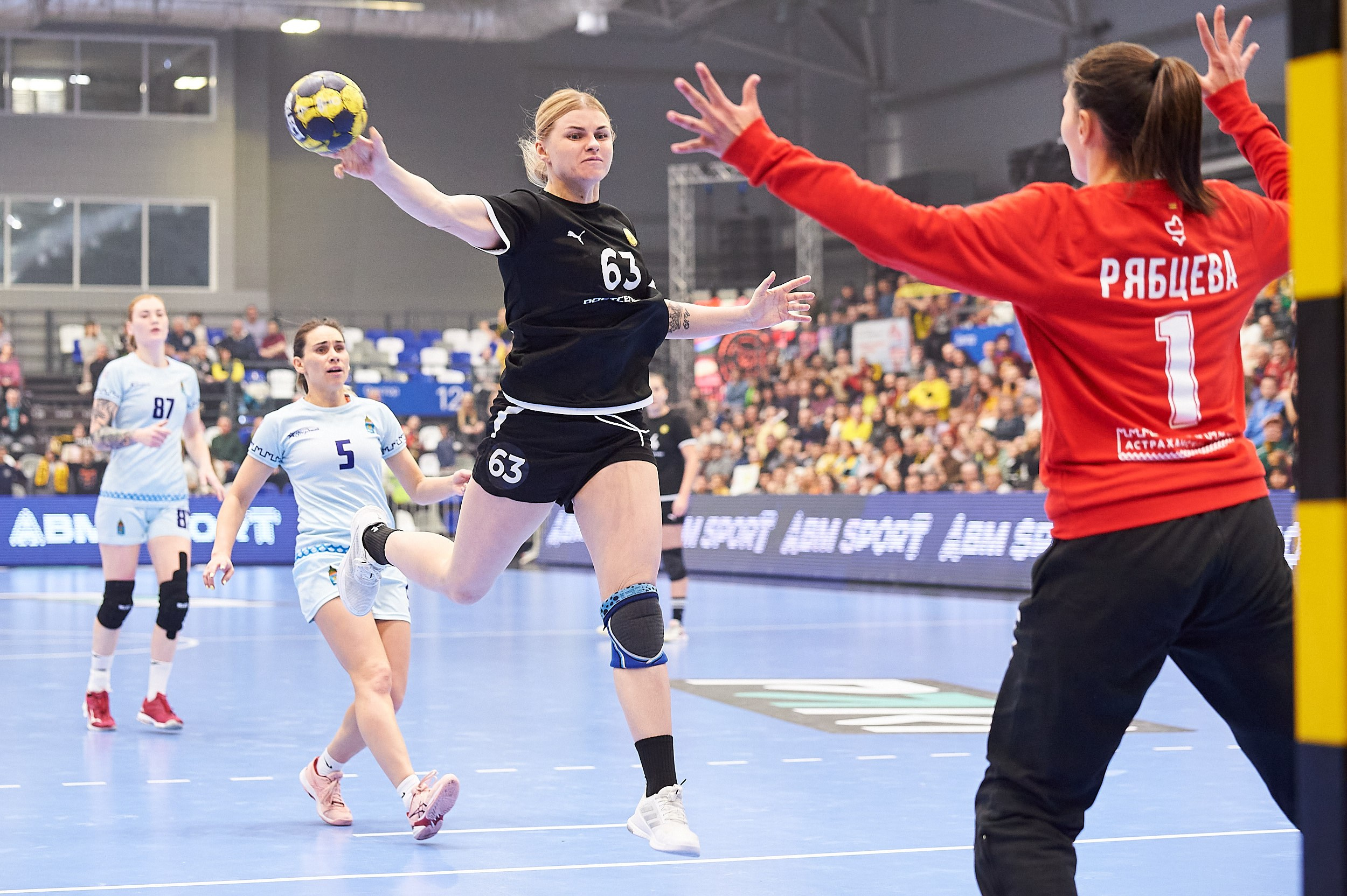 Спортивная фотосъемка игровых моментов гандбольного матча в Ростове-на-Дону