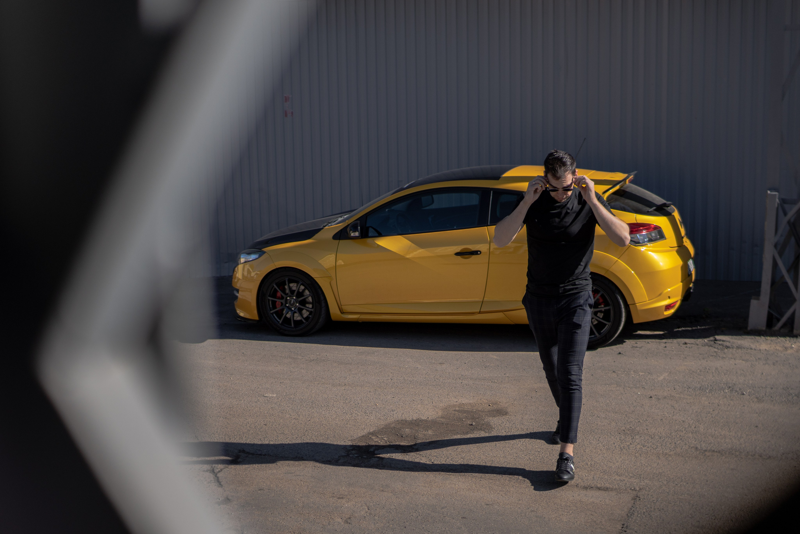 Спортивный хэтчбэк ездит по улицам Москвы. Жуков Илья  свадебный фотограф в Москве