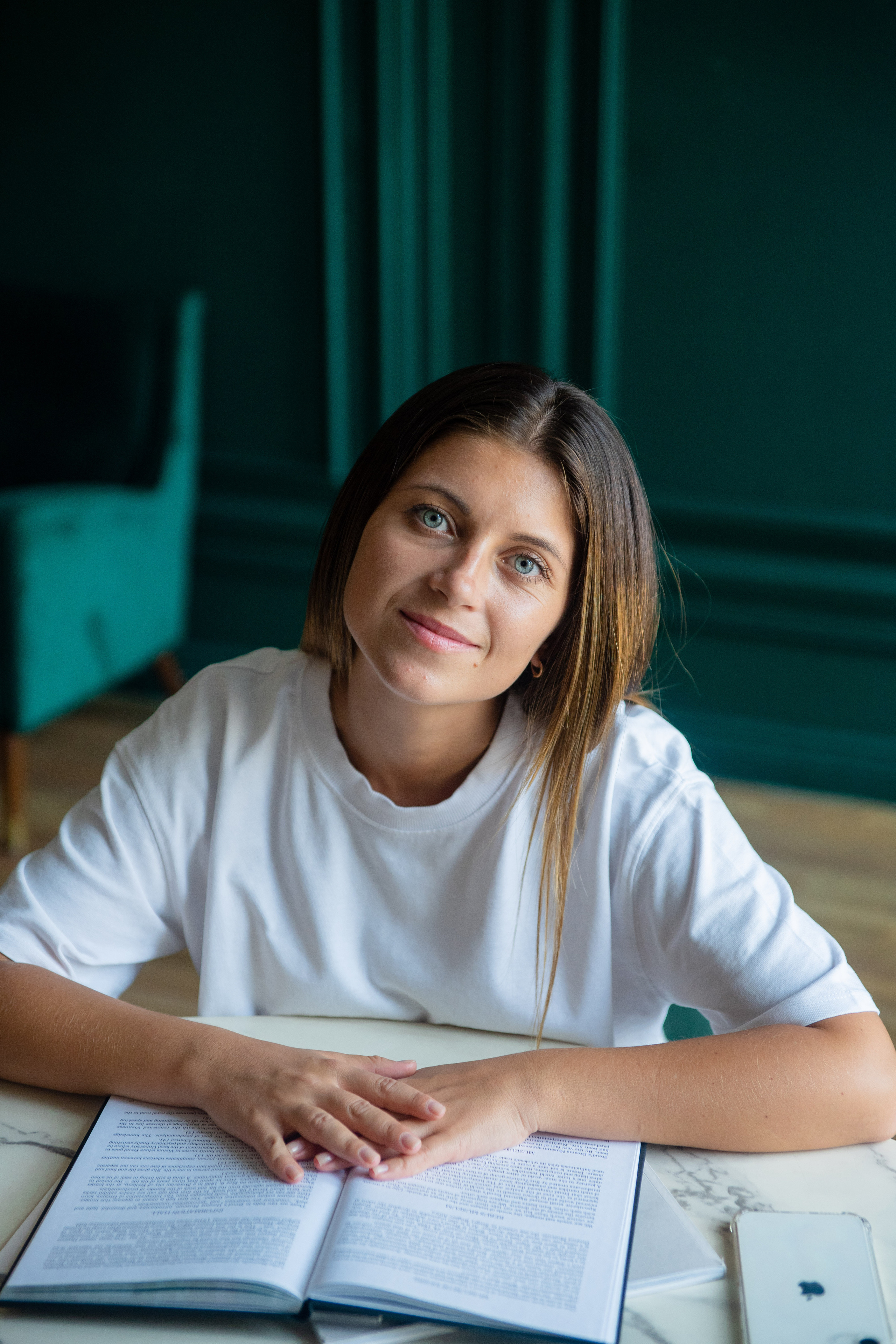 Полина (поиск работы зарубежом). Бренд и контентные фотосессии, портреты и лавстори в Санкт-Петербурге