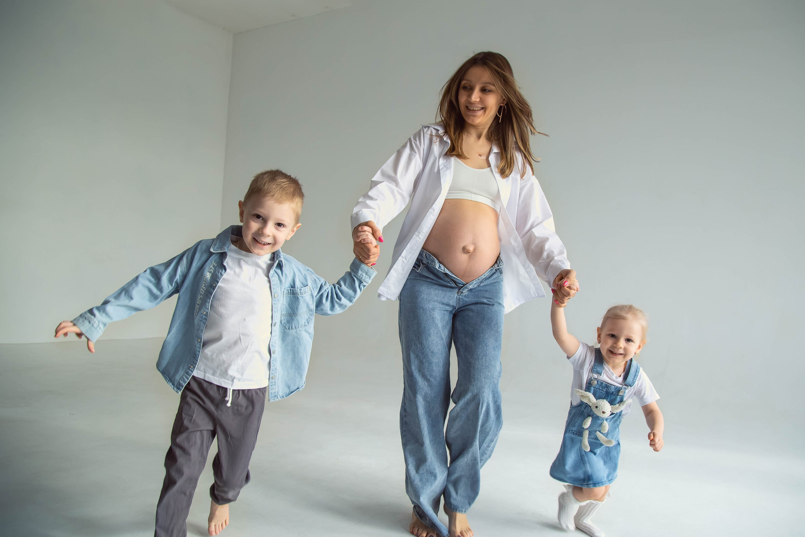 Семейная фотосессия в студии в Москве. Семейный фотограф в Москве Влада Лунина