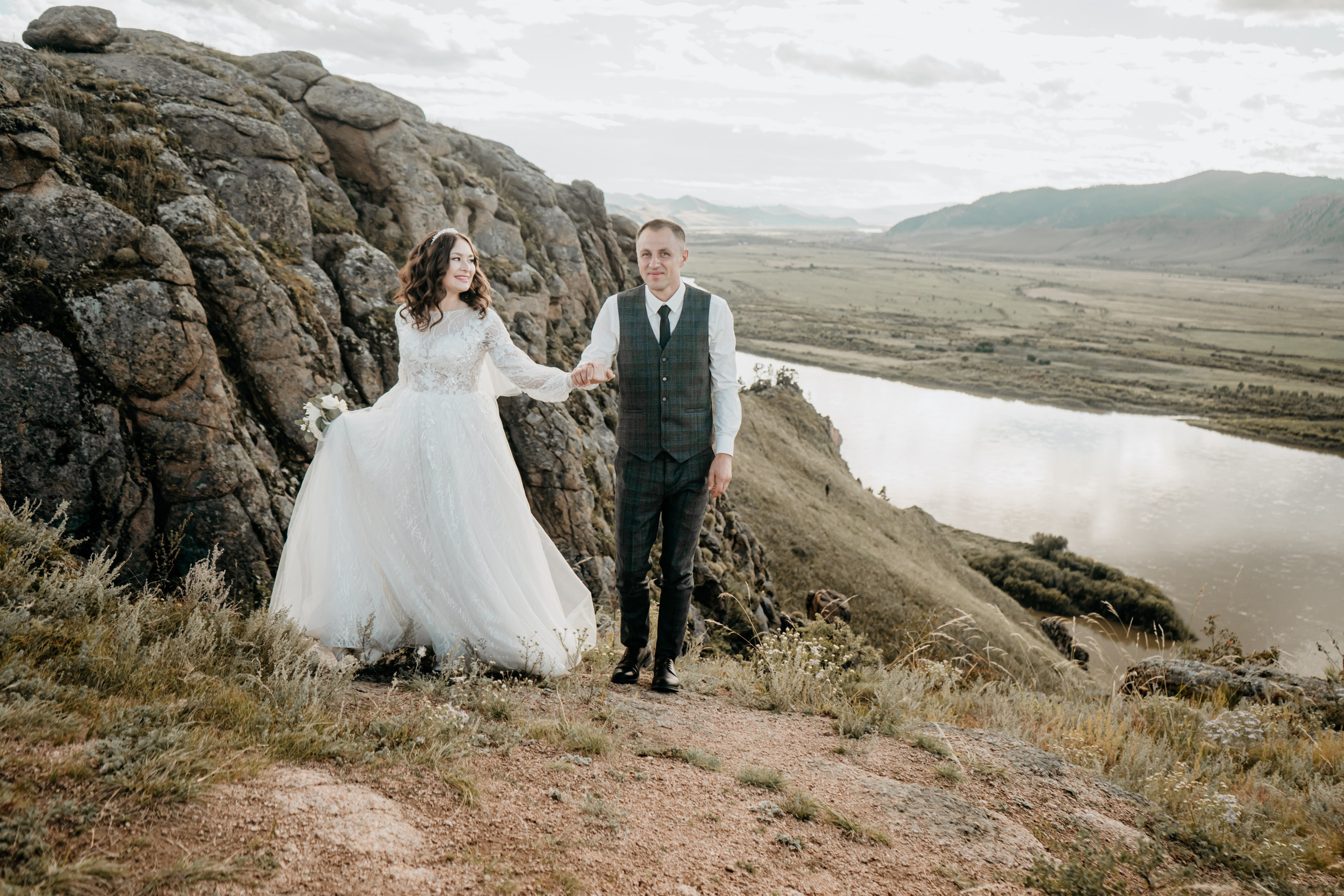 Свадебный фотографии с прогулки в окрестностях Улан-Удэ. Фотограф в Улан-Удэ. Свадебный фотограф в Улан-Удэ