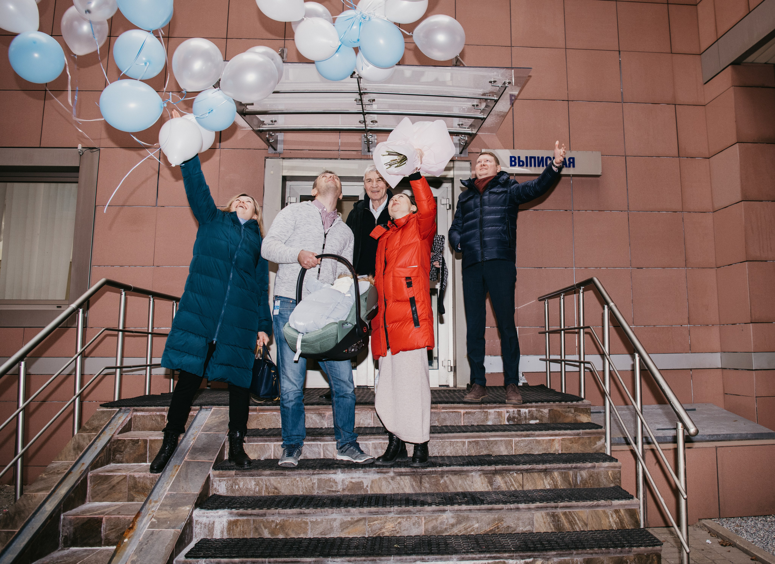 Выписка малыша. Мать и дитя на Севастопольском. Фотограф на выписку из роддома в Москве и МО