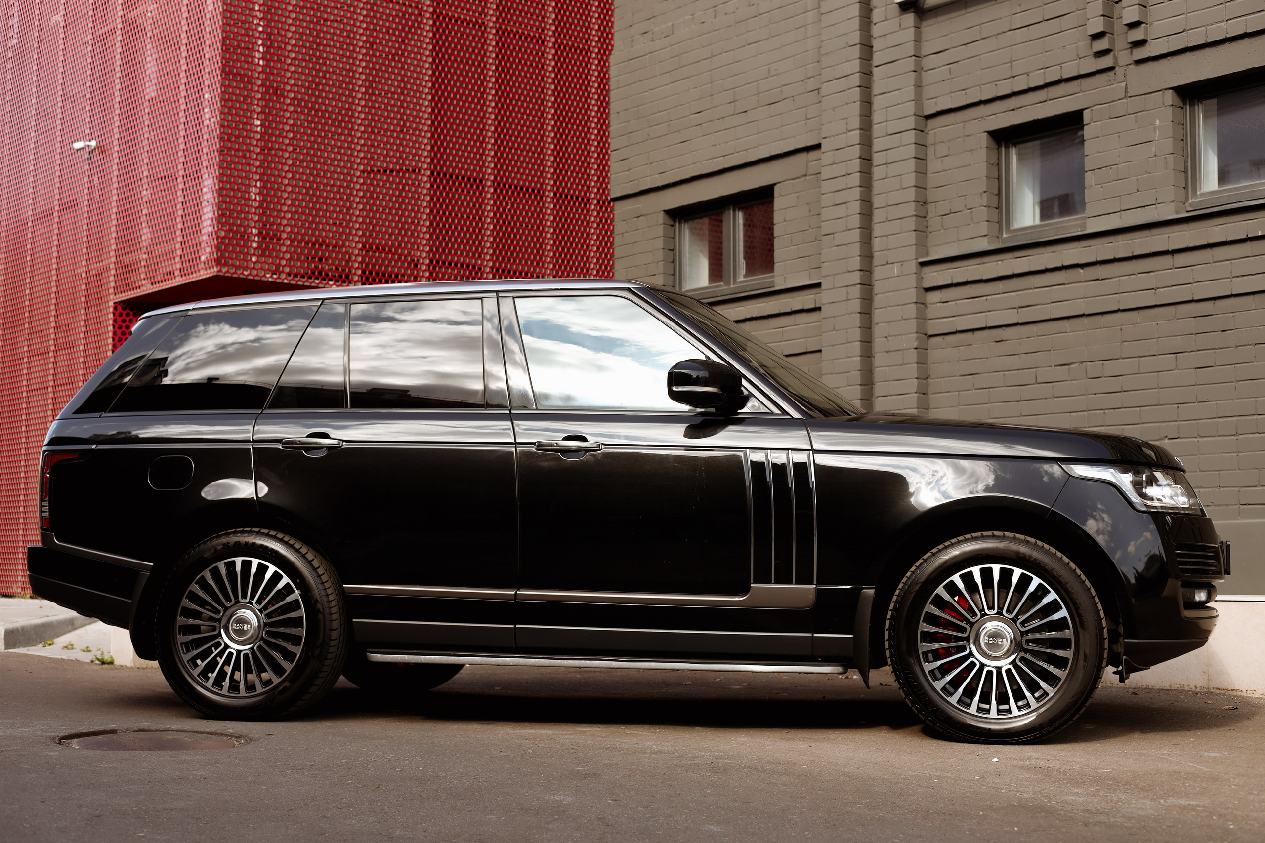 Range Rover. Photographer Tatiana Ivanova in Yaroslavl