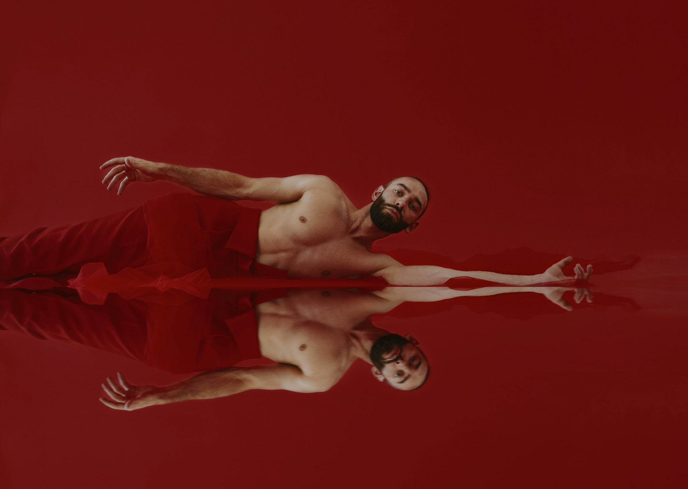 Мужская фотосессия красный цвет