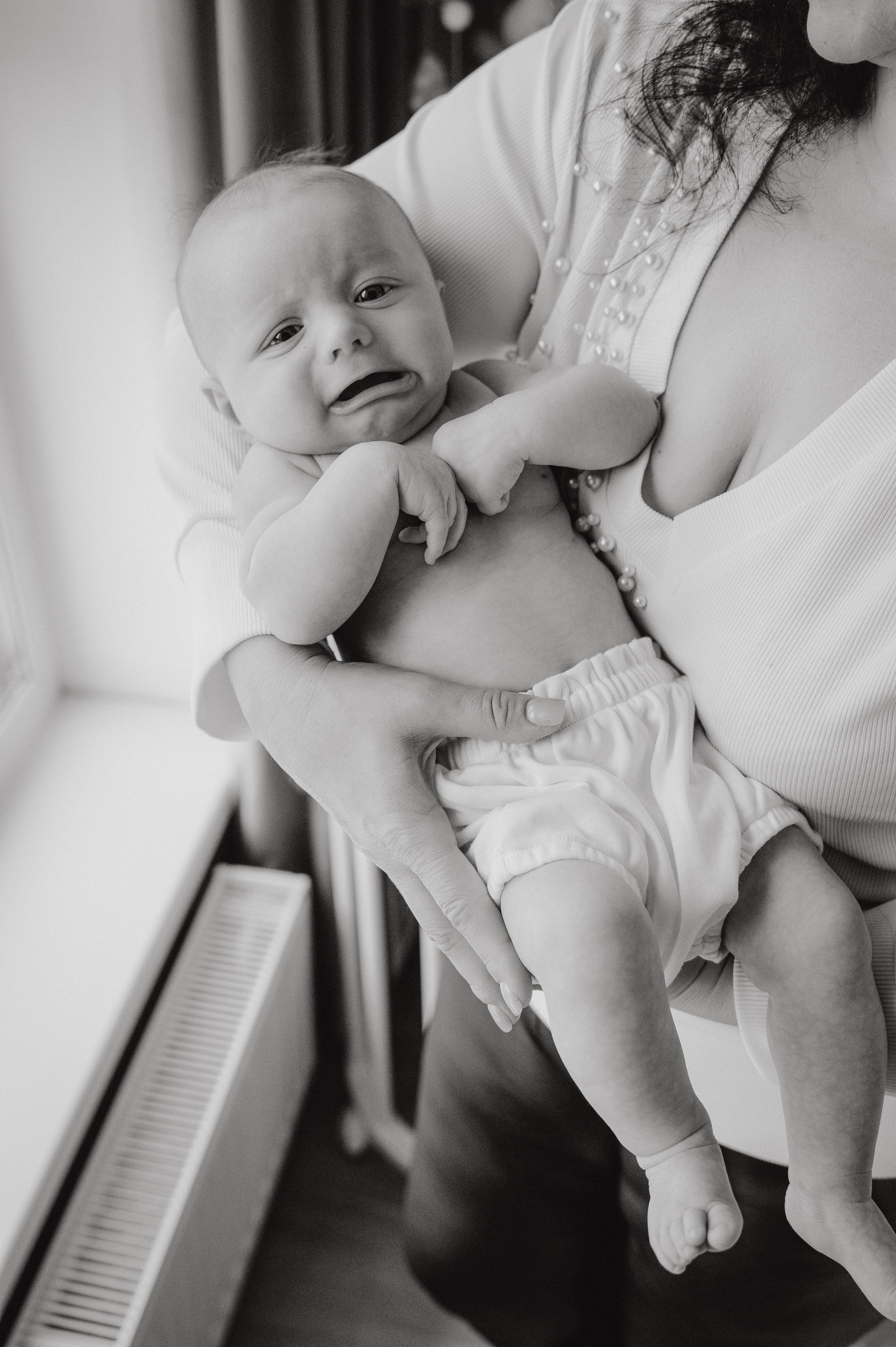 Малышка Зои с мамой и бабушками. Фотограф беременности и семьи, домашние съемки, Ньюборн