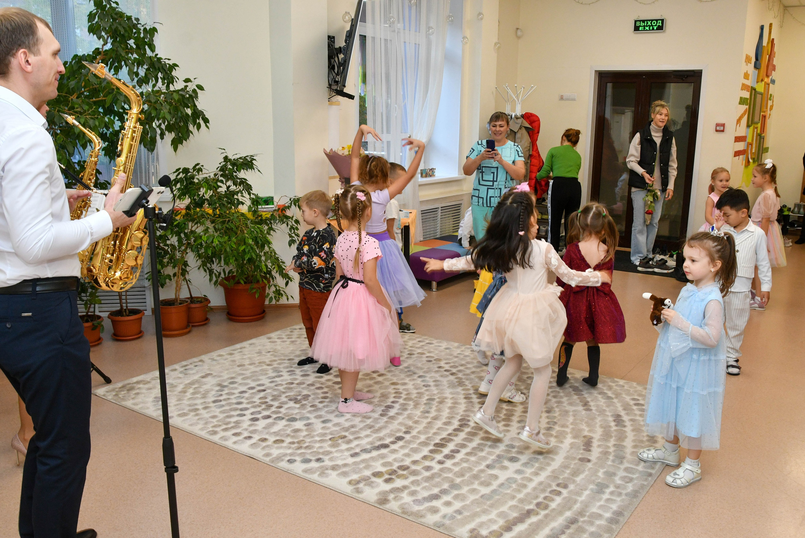 2023 г. День дошкольного работника и прогулка. Репортажный и детский фотограф в Новосибирске