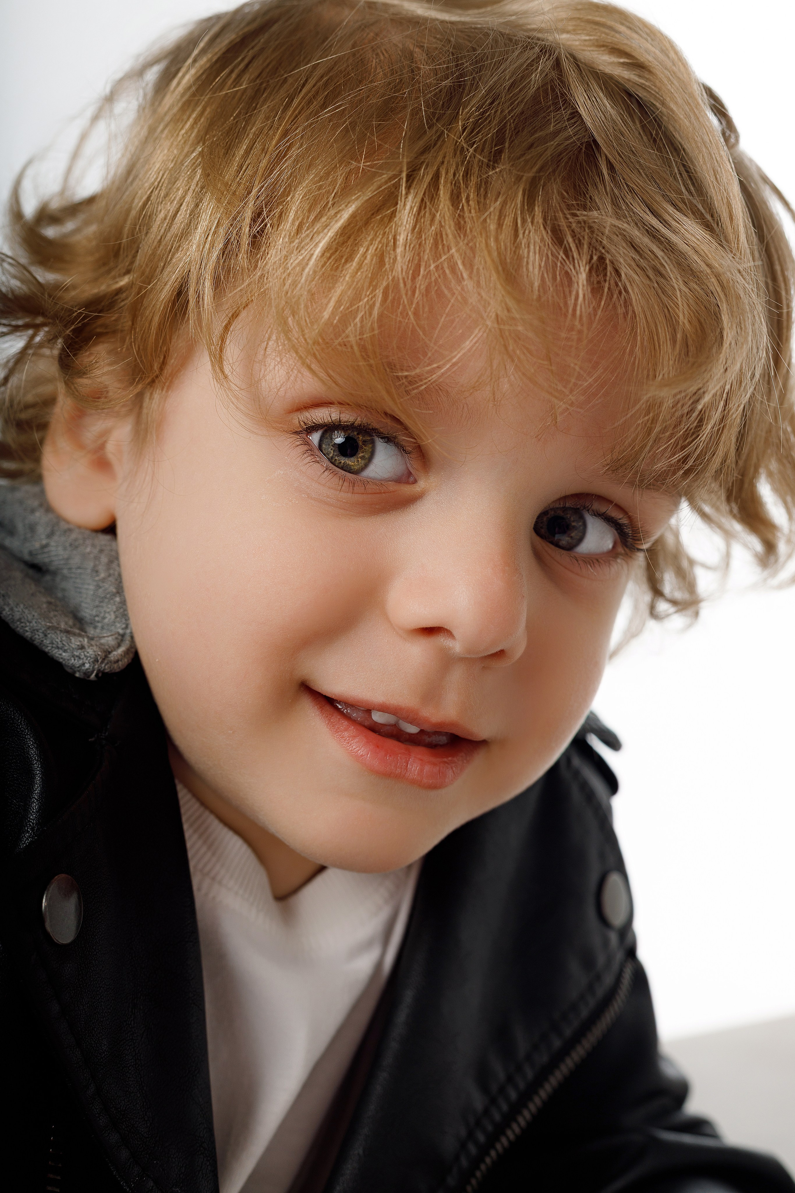 Фотосессия братьев в Сочи от детского фотографа. Детский студийный фотограф Сочи