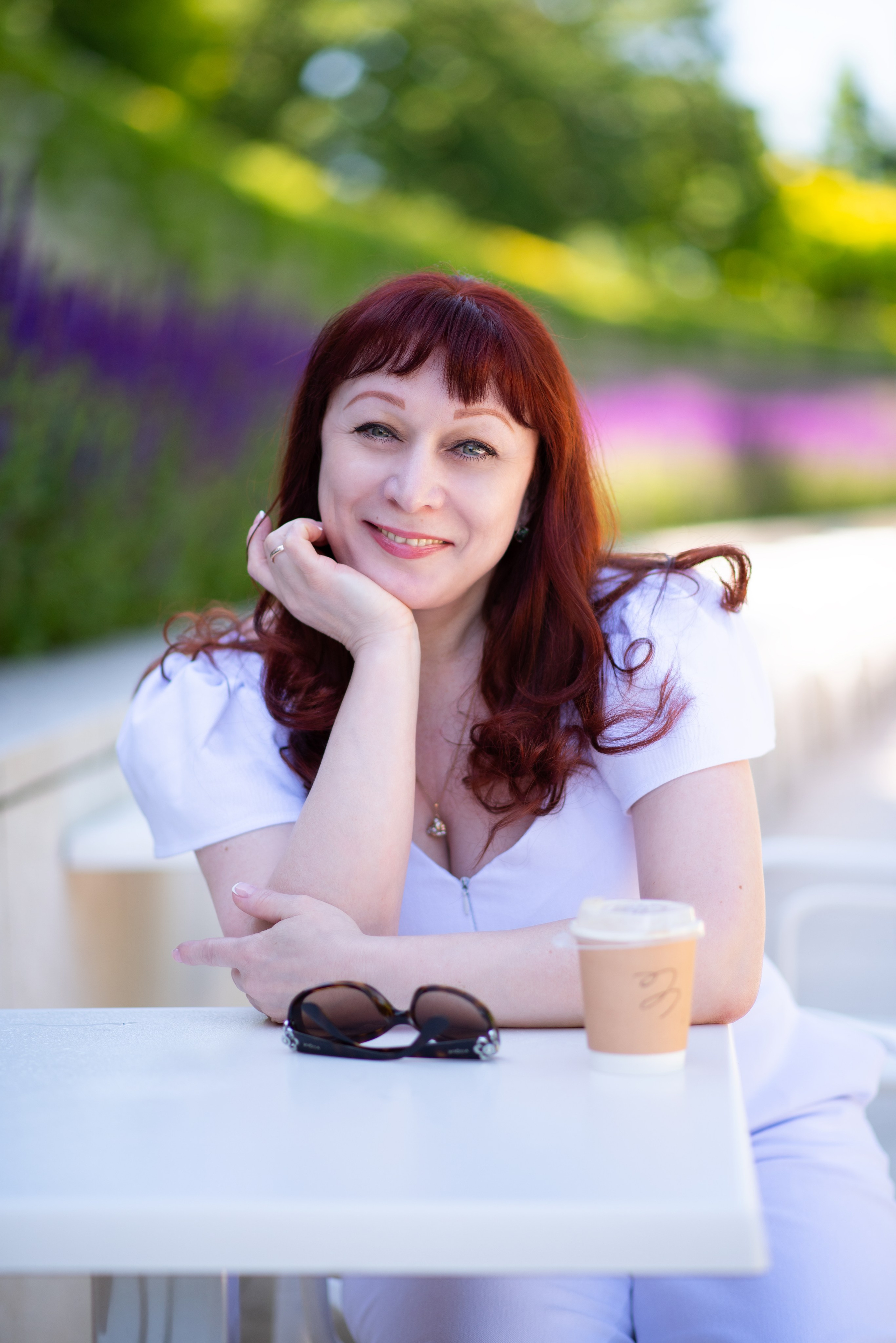 Людмила с шалфеем в парке Галицкого. Фотограф в Краснодаре Анна Карелина